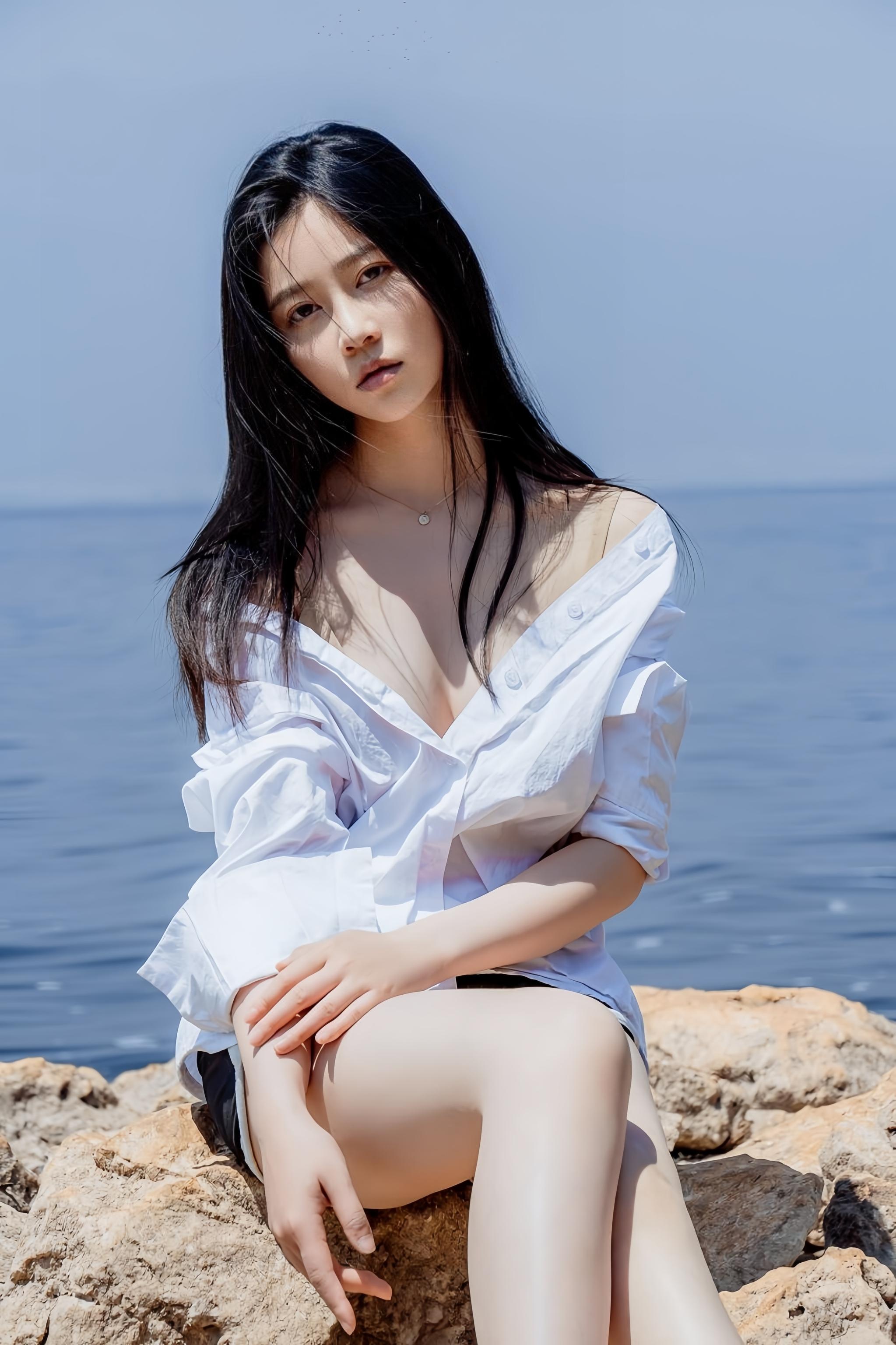 '[Ảnh] Nnian Năm Năm - Chụp Ngoài Biển Với Áo Sơ Mi Trắng: Giải Khuy, Lộ Ngực, Ướt Áo 49P'