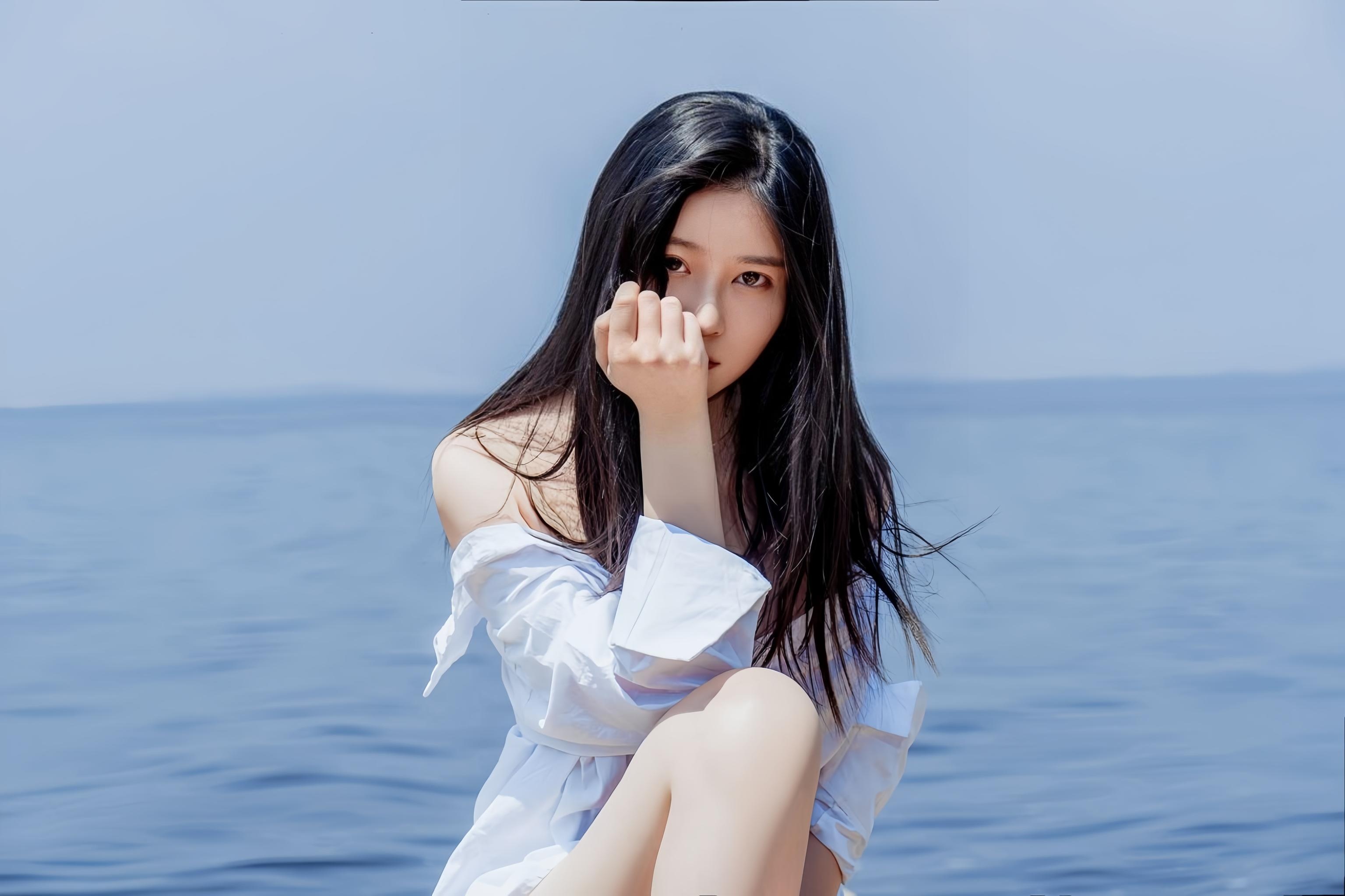 '[Ảnh] Nnian Năm Năm - Chụp Ngoài Biển Với Áo Sơ Mi Trắng: Giải Khuy, Lộ Ngực, Ướt Áo 49P'