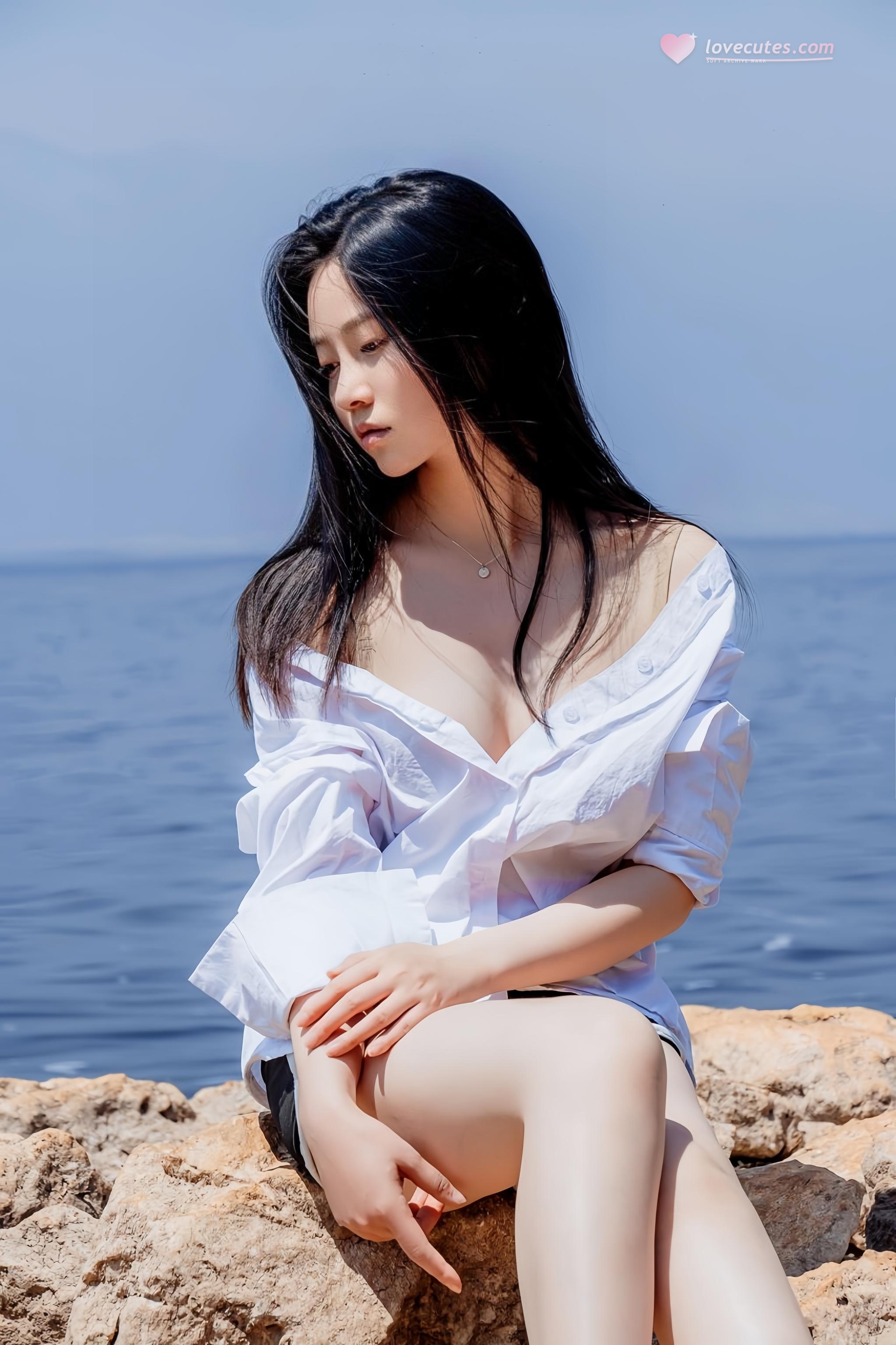 '[Ảnh] Nnian Năm Năm - Chụp Ngoài Biển Với Áo Sơ Mi Trắng: Giải Khuy, Lộ Ngực, Ướt Áo 49P'