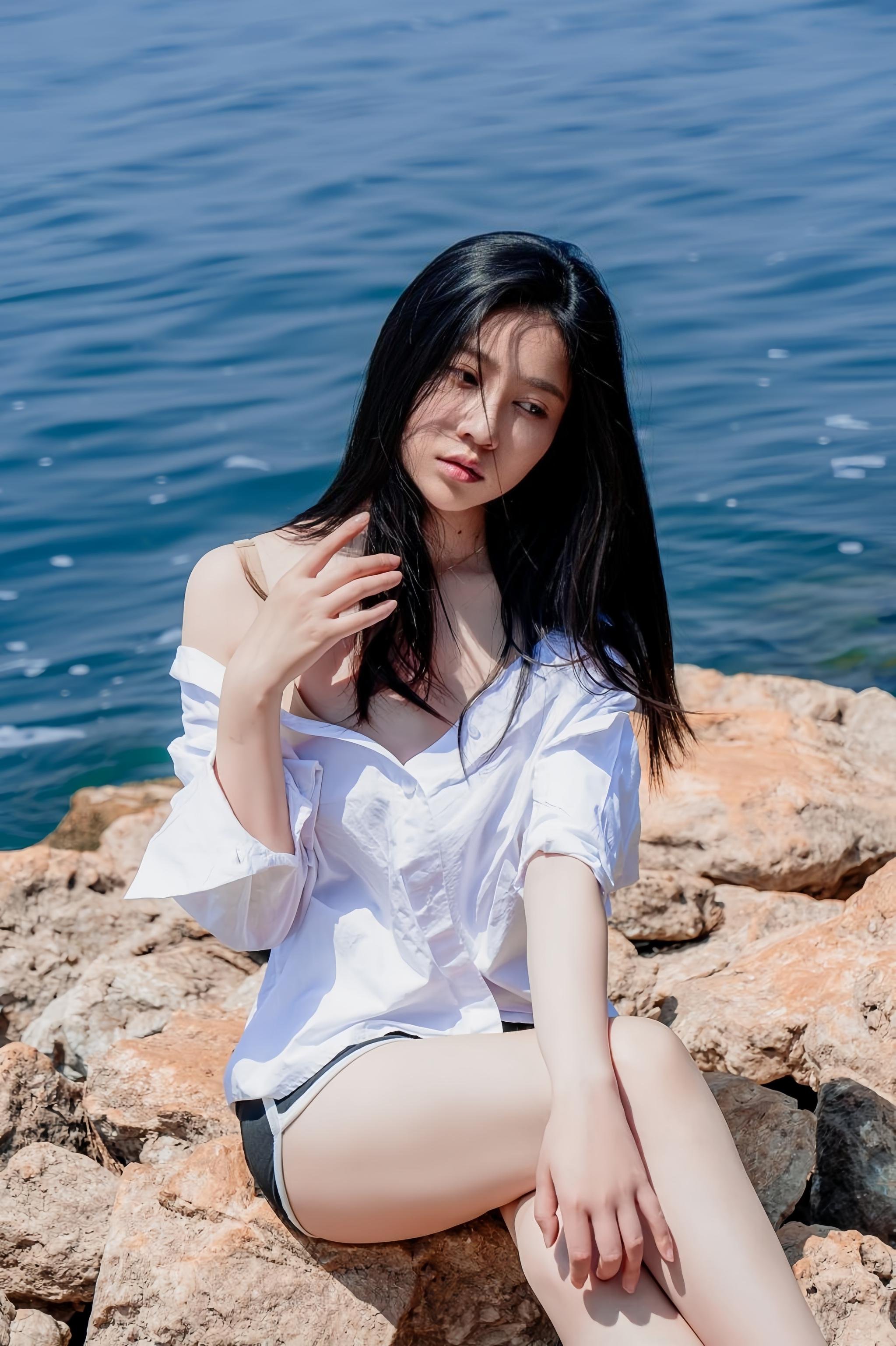 '[Ảnh] Nnian Năm Năm - Chụp Ngoài Biển Với Áo Sơ Mi Trắng: Giải Khuy, Lộ Ngực, Ướt Áo 49P'