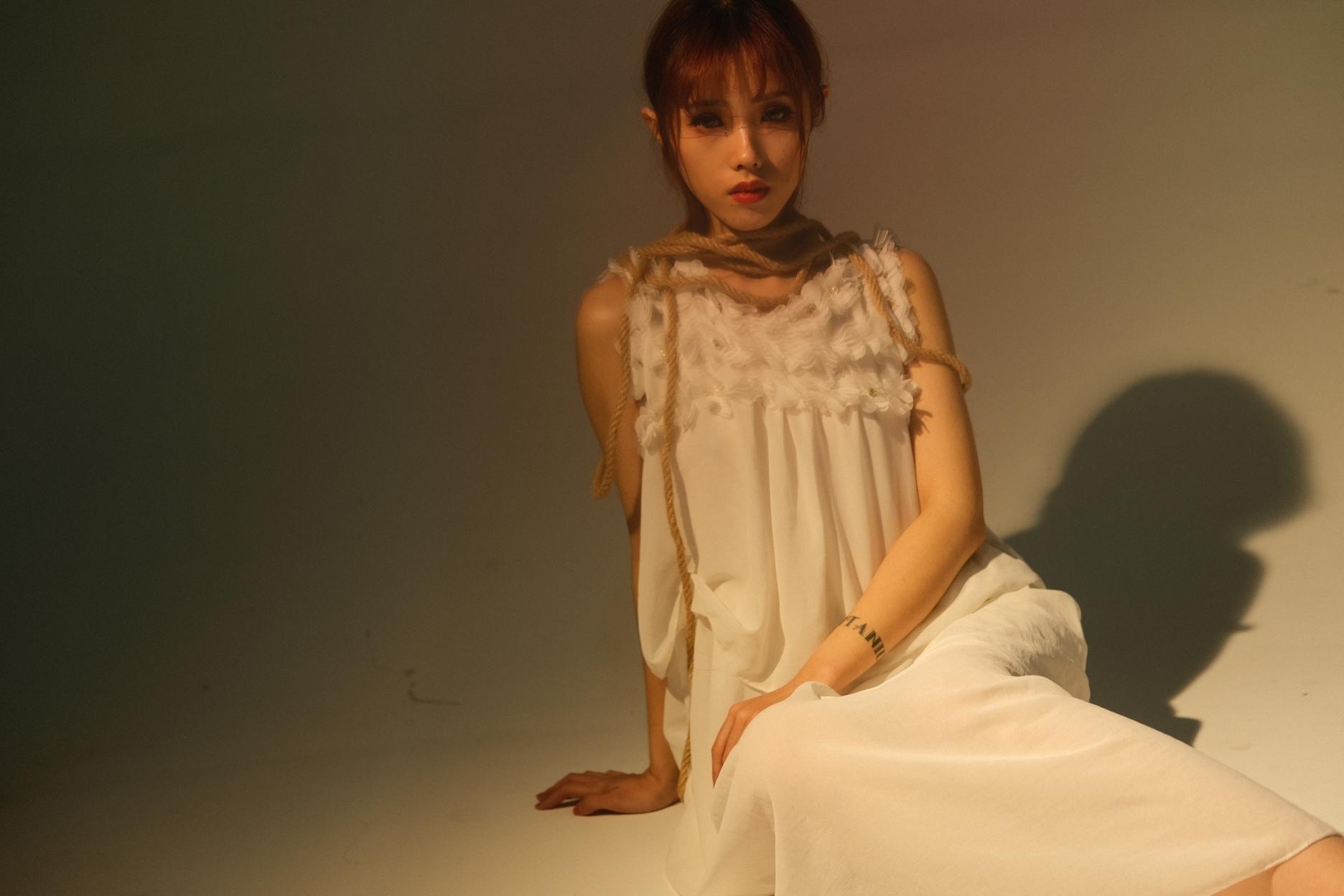 [ภาพถ่าย] ไททาเนียมอัลลอยด์ TiTi - ความฝัน: ศิลปะนู้ดแสงและเงาดอกไม้ขนาดใหญ่ 39P