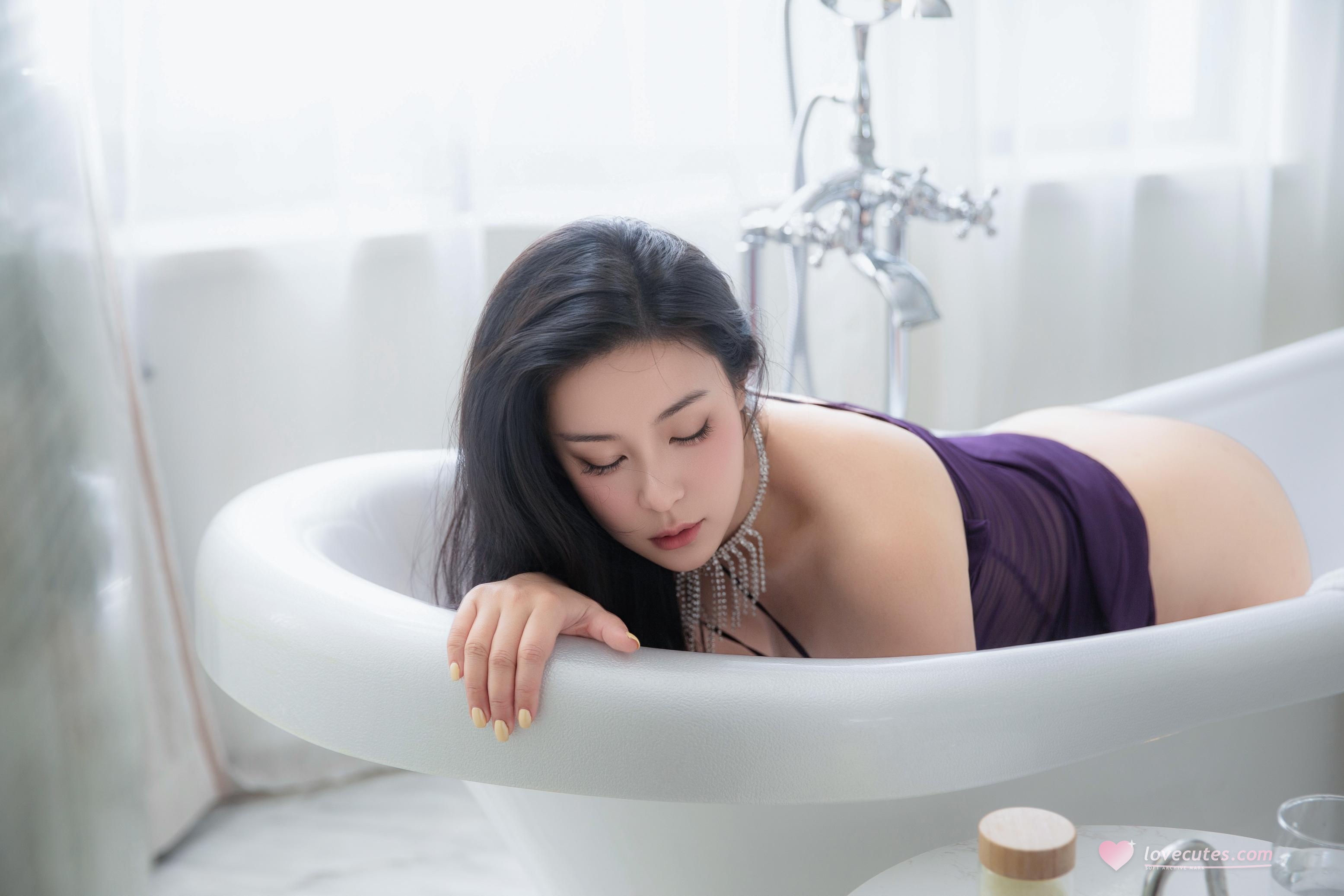 [私房] Liu Jingxi - Đầm dài tím không logo: Vải mỏng xuyên thấu, xẻ cao khoe đường cong 86P