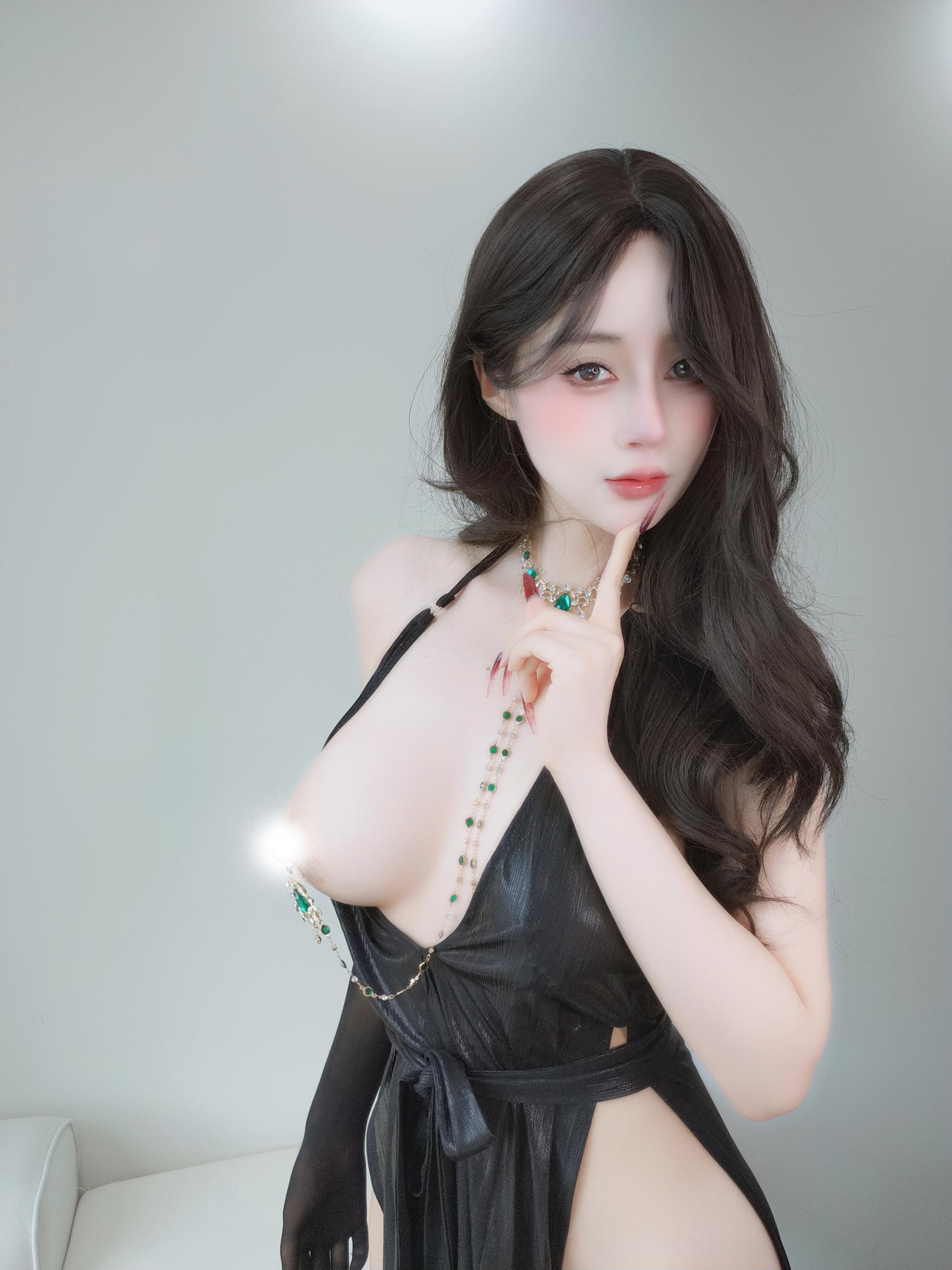 '[私房] Bạc 81 - Tự Chụp Vol.103: Ảnh Tự Sướng Đen Sâu V Hở Ngực 122P8V'