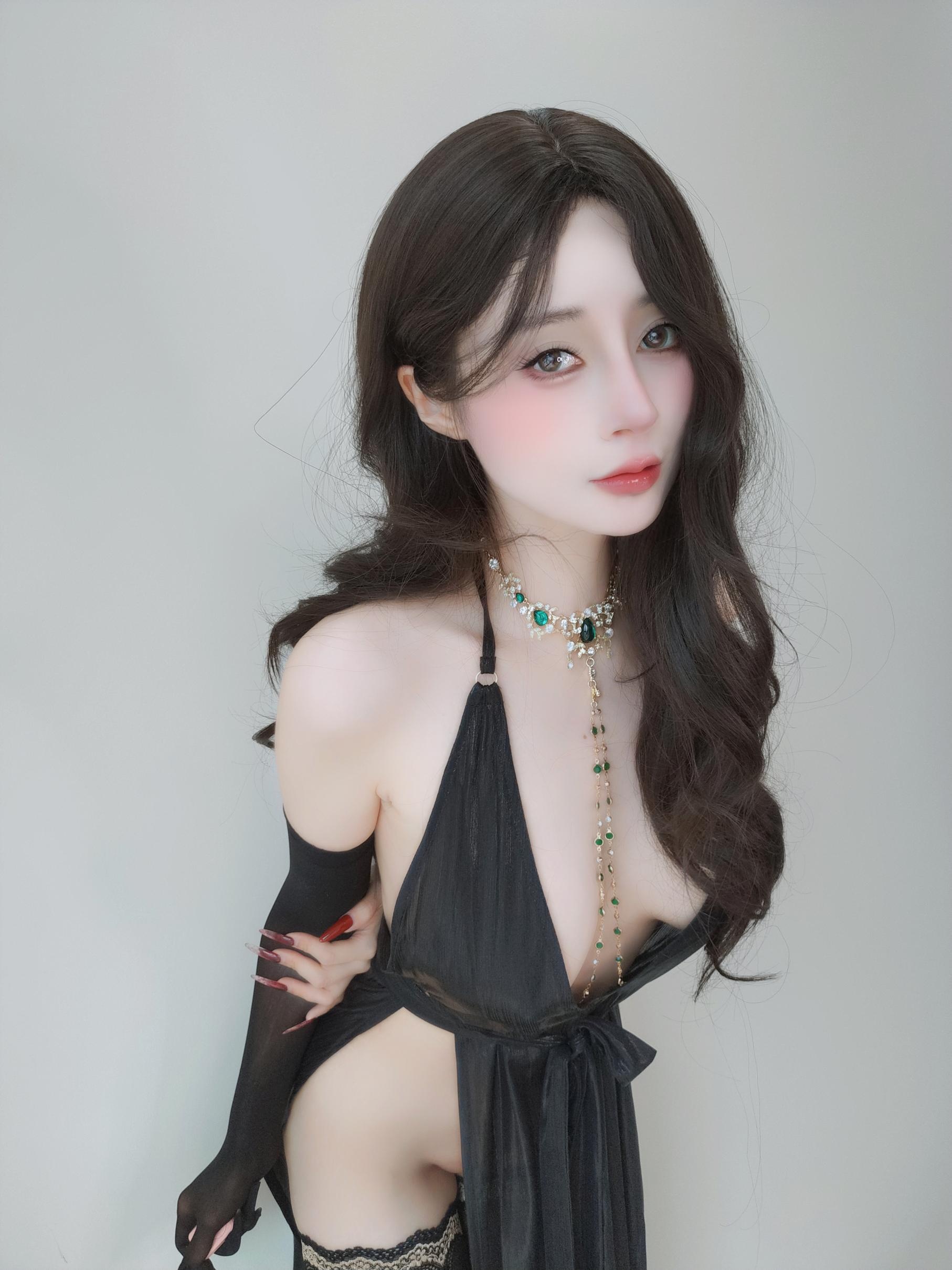 '[私房] Bạc 81 - Tự Chụp Vol.103: Ảnh Tự Sướng Đen Sâu V Hở Ngực 122P8V'