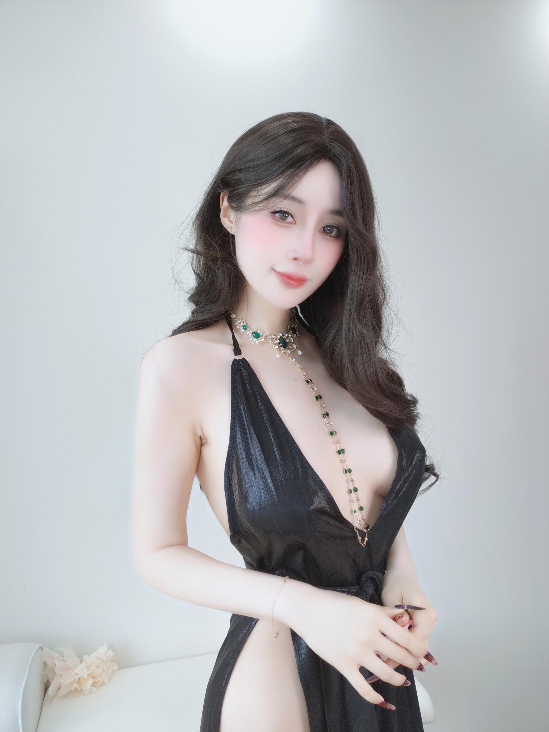 '[私房] Bạc 81 - Tự Chụp Vol.103: Ảnh Tự Sướng Đen Sâu V Hở Ngực 122P8V'