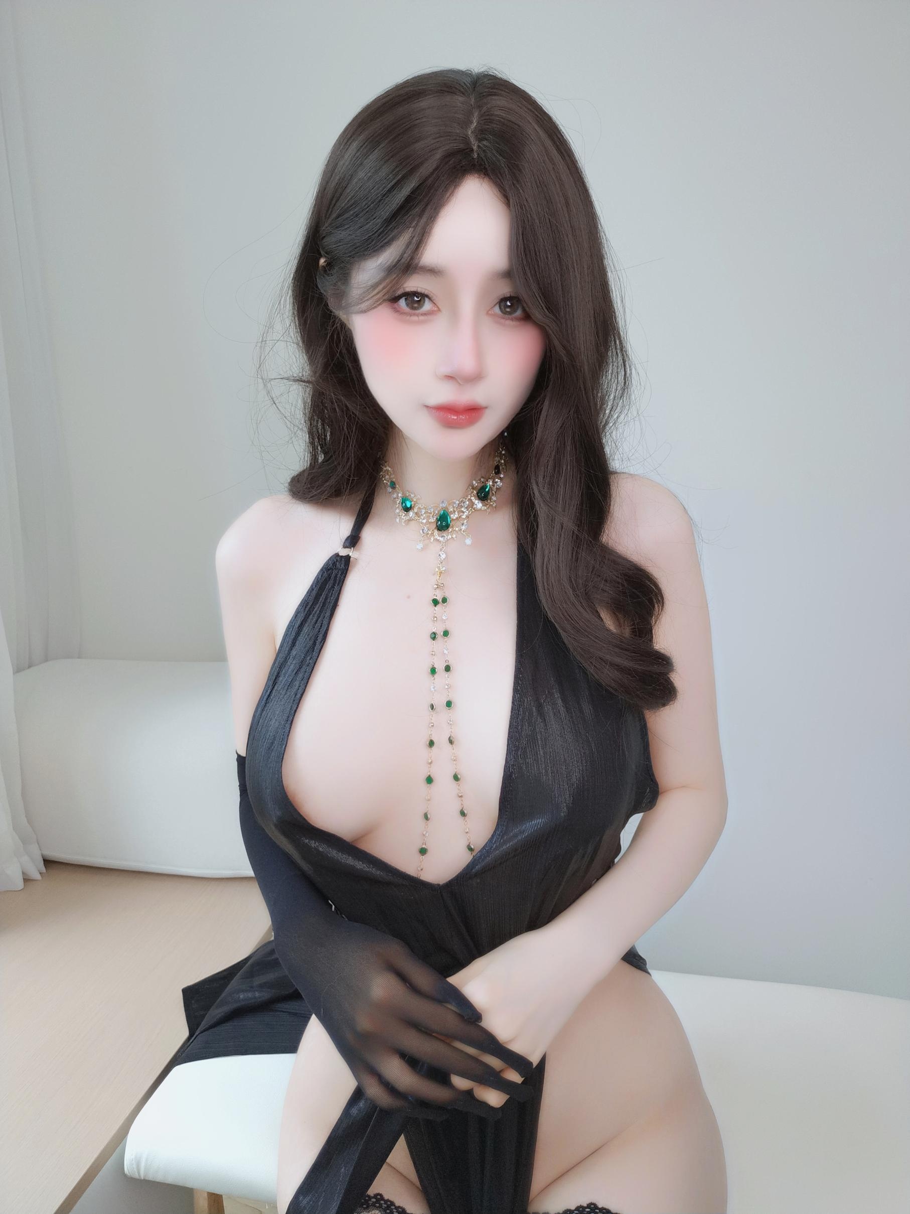 '[私房] Bạc 81 - Tự Chụp Vol.103: Ảnh Tự Sướng Đen Sâu V Hở Ngực 122P8V'
