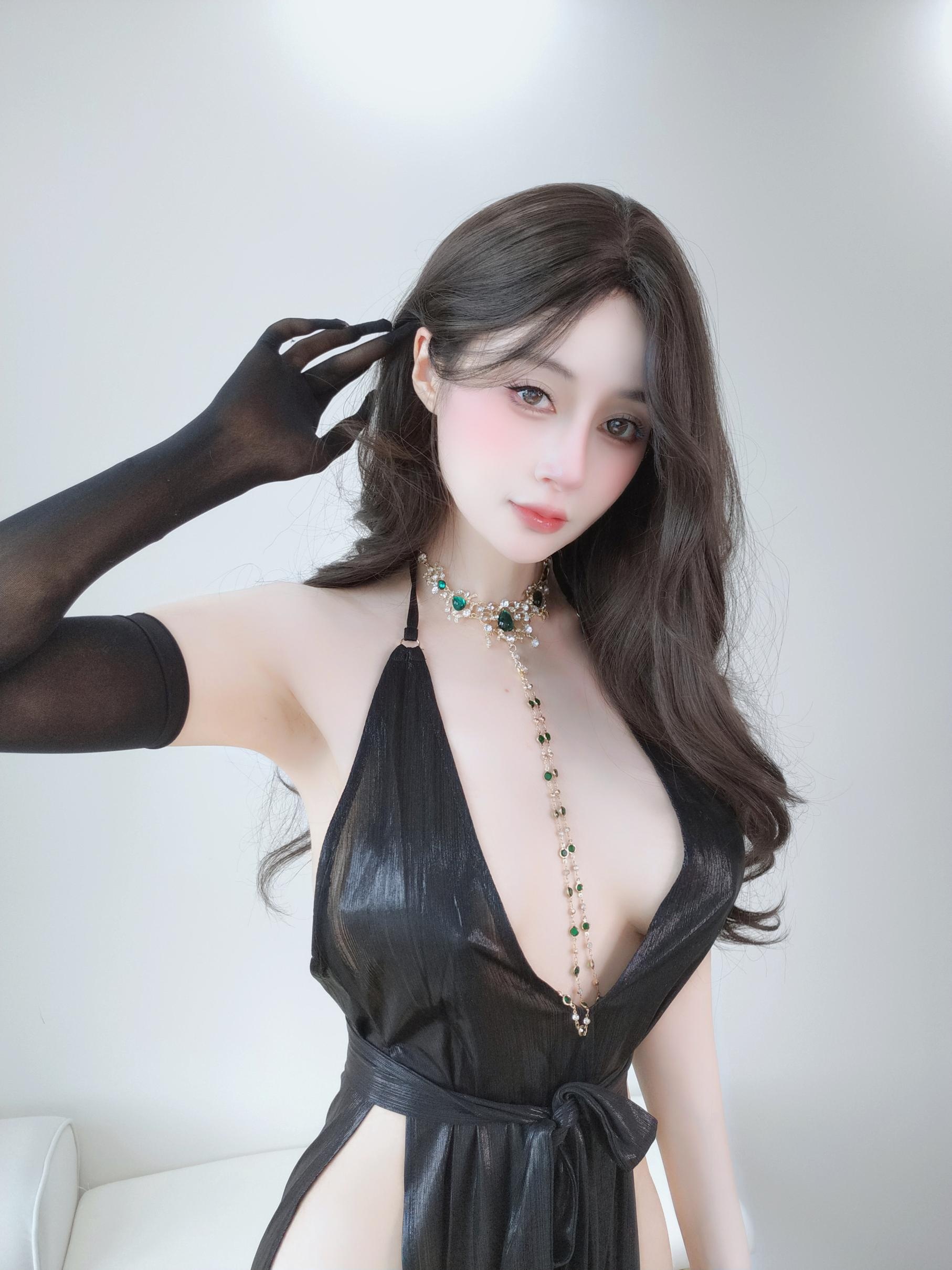 '[私房] Bạc 81 - Tự Chụp Vol.103: Ảnh Tự Sướng Đen Sâu V Hở Ngực 122P8V'