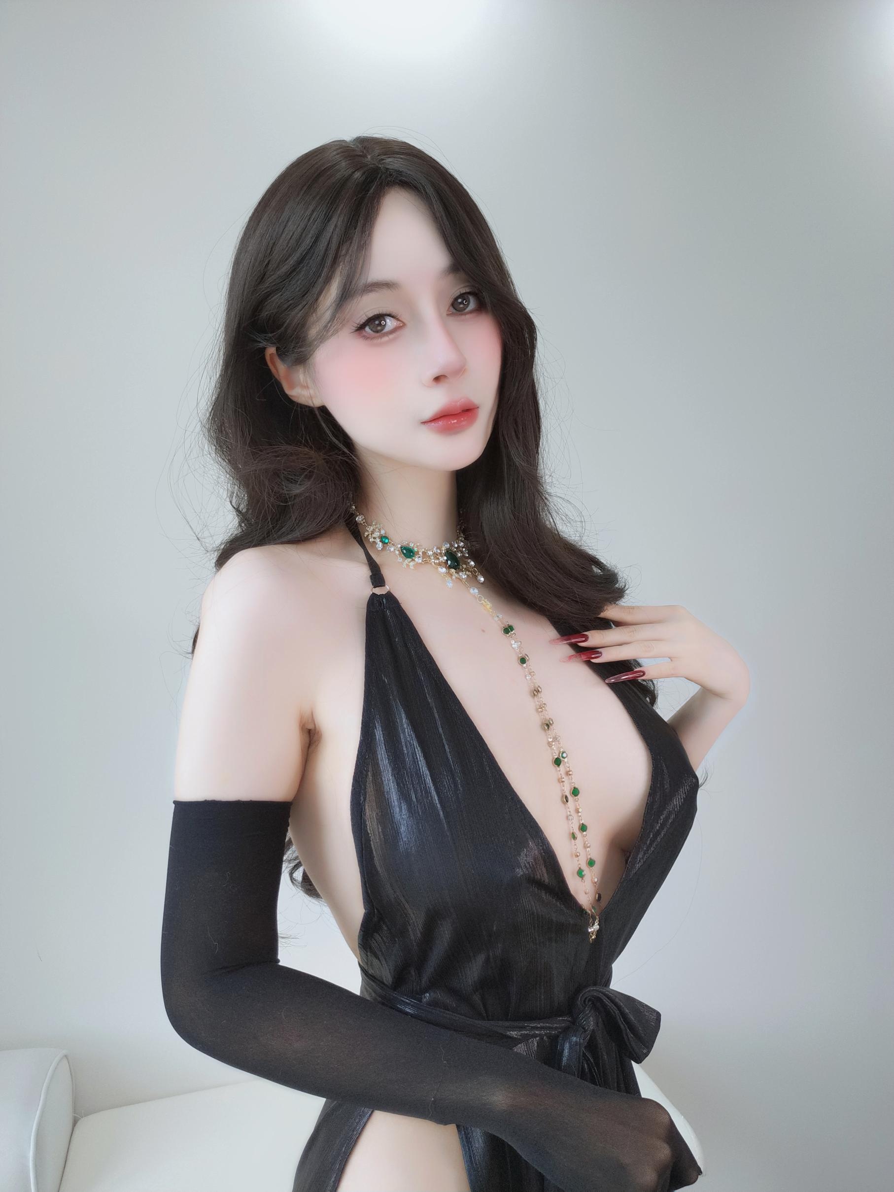 '[私房] Bạc 81 - Tự Chụp Vol.103: Ảnh Tự Sướng Đen Sâu V Hở Ngực 122P8V'