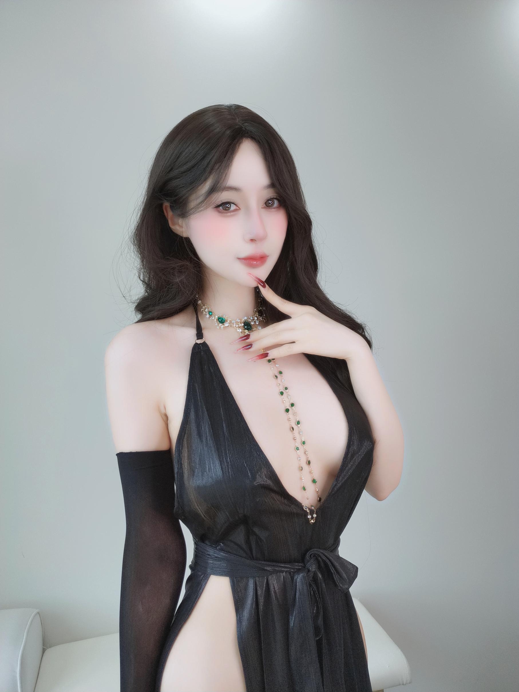 '[私房] Bạc 81 - Tự Chụp Vol.103: Ảnh Tự Sướng Đen Sâu V Hở Ngực 122P8V'