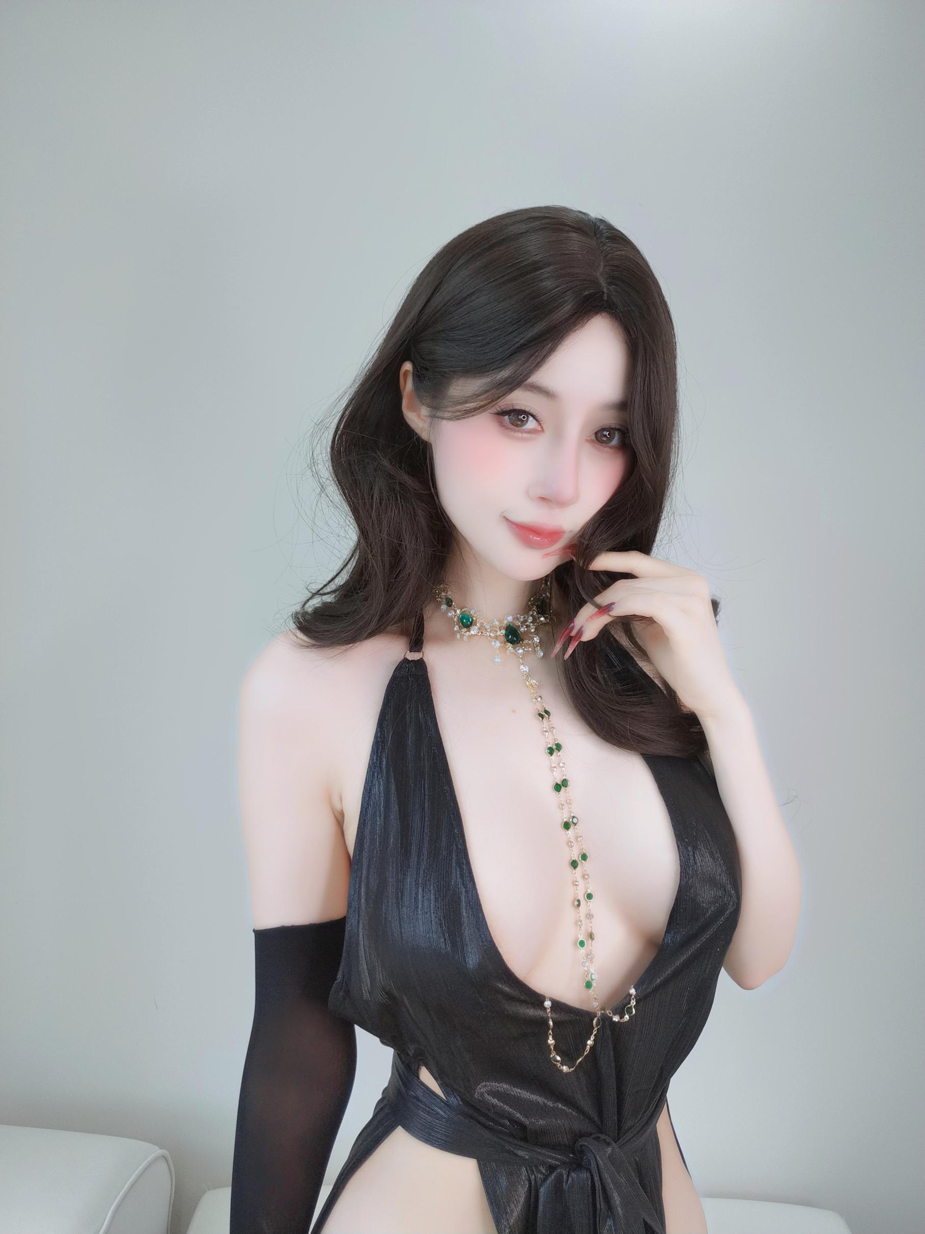 '[私房] Bạc 81 - Tự Chụp Vol.103: Ảnh Tự Sướng Đen Sâu V Hở Ngực 122P8V'