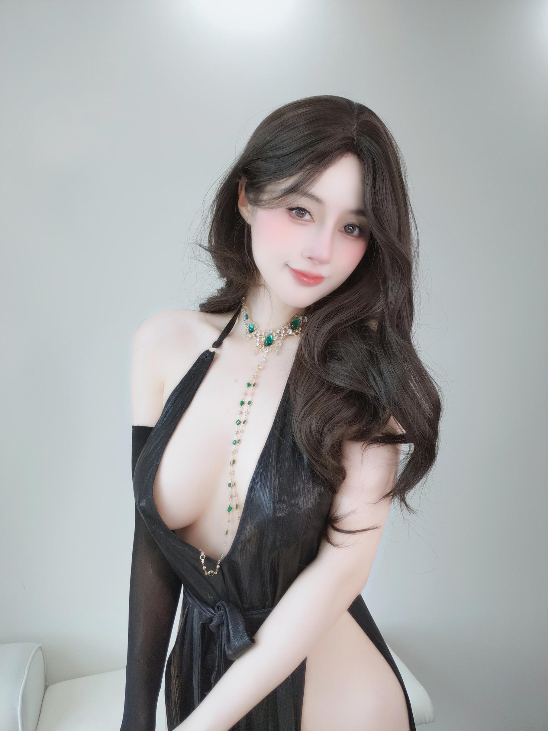 '[私房] Bạc 81 - Tự Chụp Vol.103: Ảnh Tự Sướng Đen Sâu V Hở Ngực 122P8V'