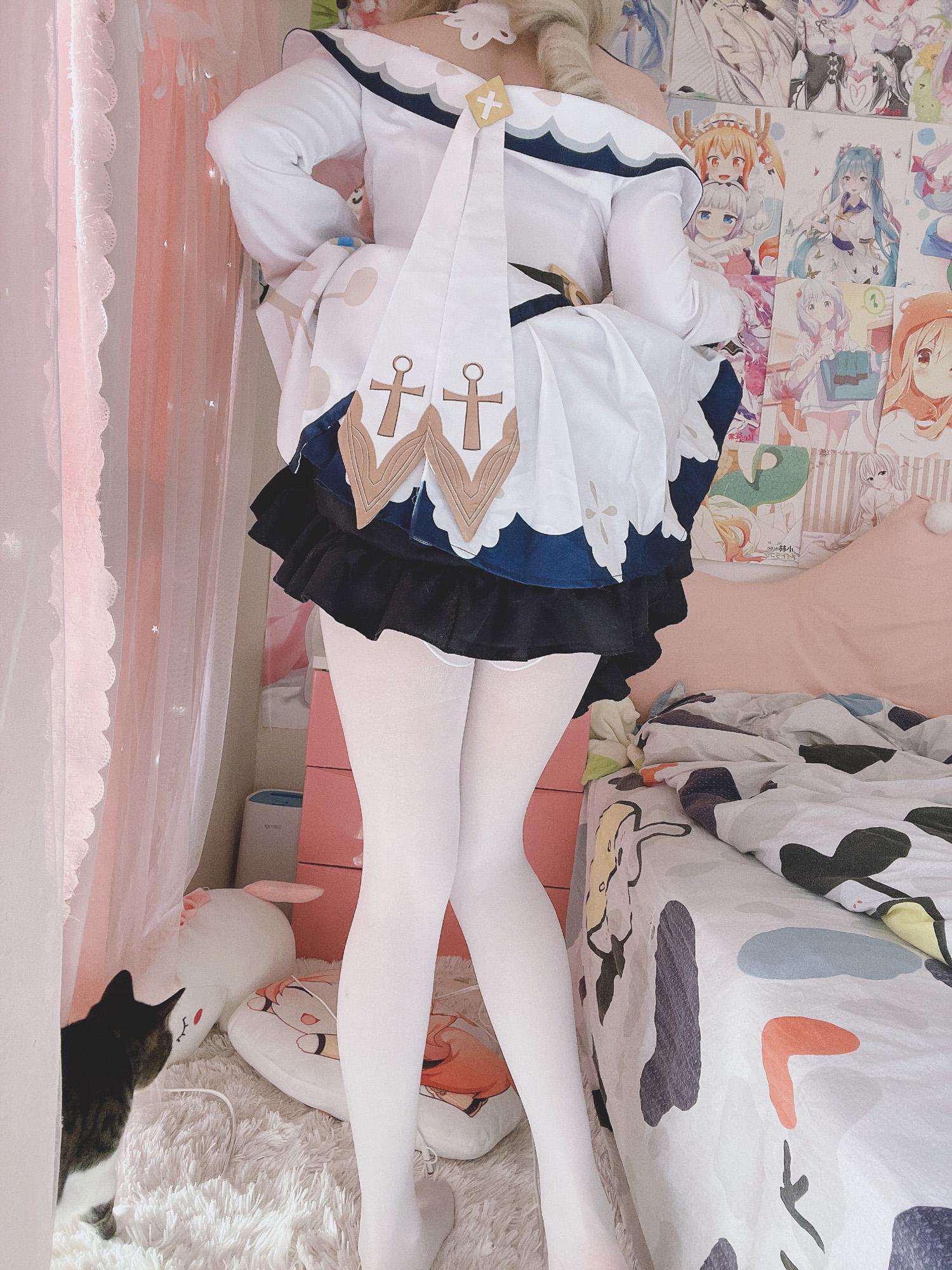 [cosplay] 习呆呆 - 原神 芭芭拉：白丝露点美腿大尺度还原 52P2V