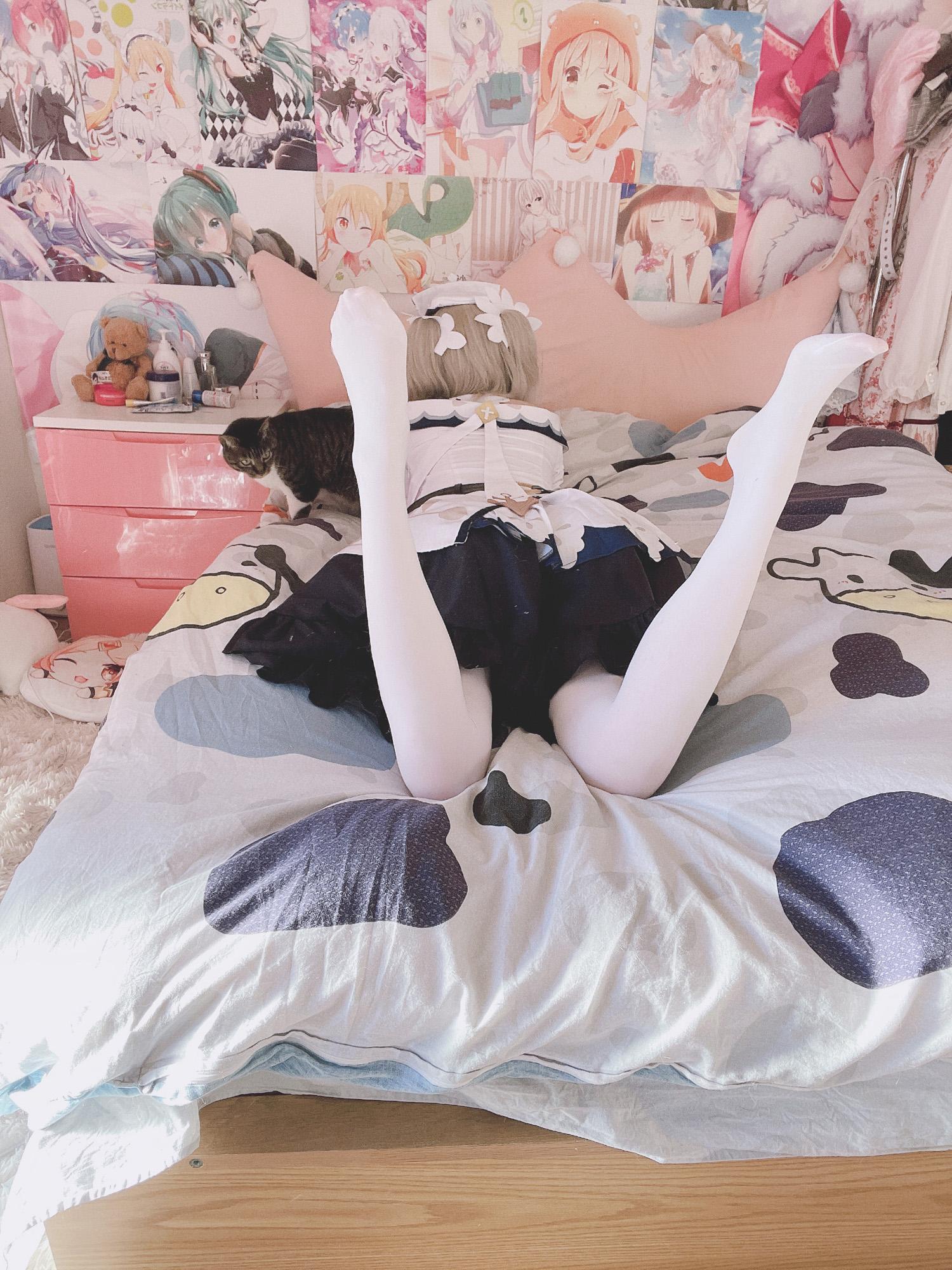 [cosplay] 习呆呆 - 原神 芭芭拉：白丝露点美腿大尺度还原 52P2V