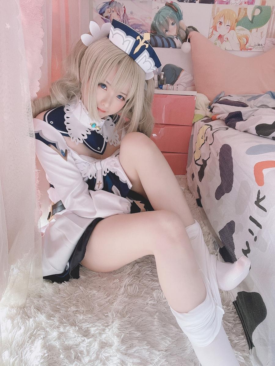 [cosplay] 习呆呆 - 原神 芭芭拉：白丝露点美腿大尺度还原 52P2V