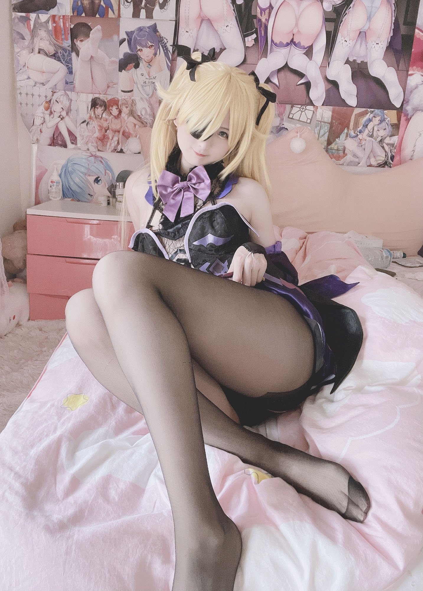 [cosplay] 习呆呆 - 原神 菲谢尔：黑丝露点全裸大尺度还原 28P2V