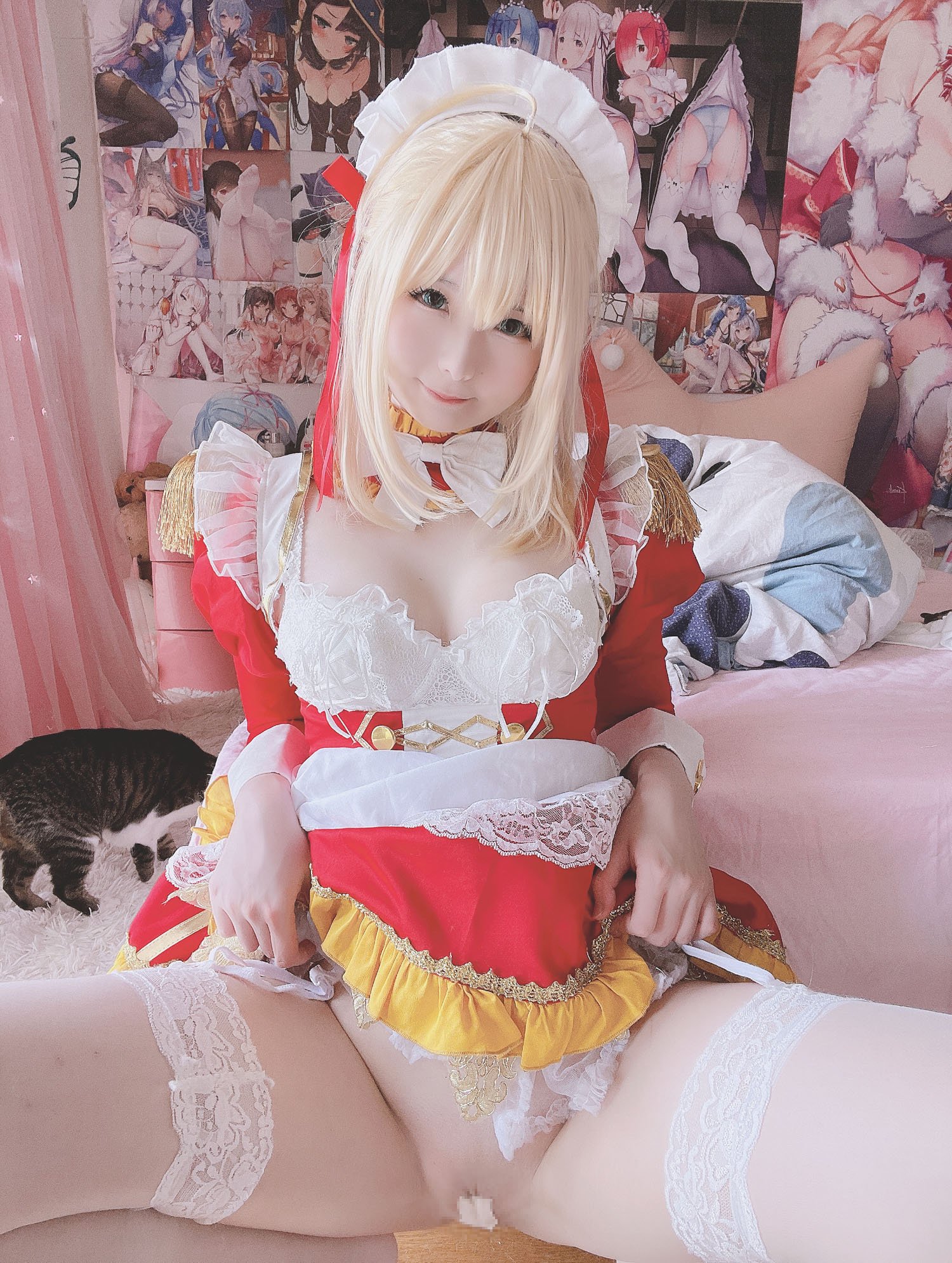 [cosplay] 习呆呆 - Fate 尼禄女仆：红白女仆白丝美腿还原 30P2V