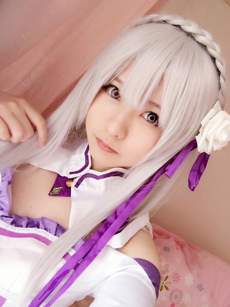 「[コスプレ] 习呆呆 - Re:ゼロから始める異世界生活 エミリア：白紫の寝巻きで美脚と胸元を大胆再現 34P2V」