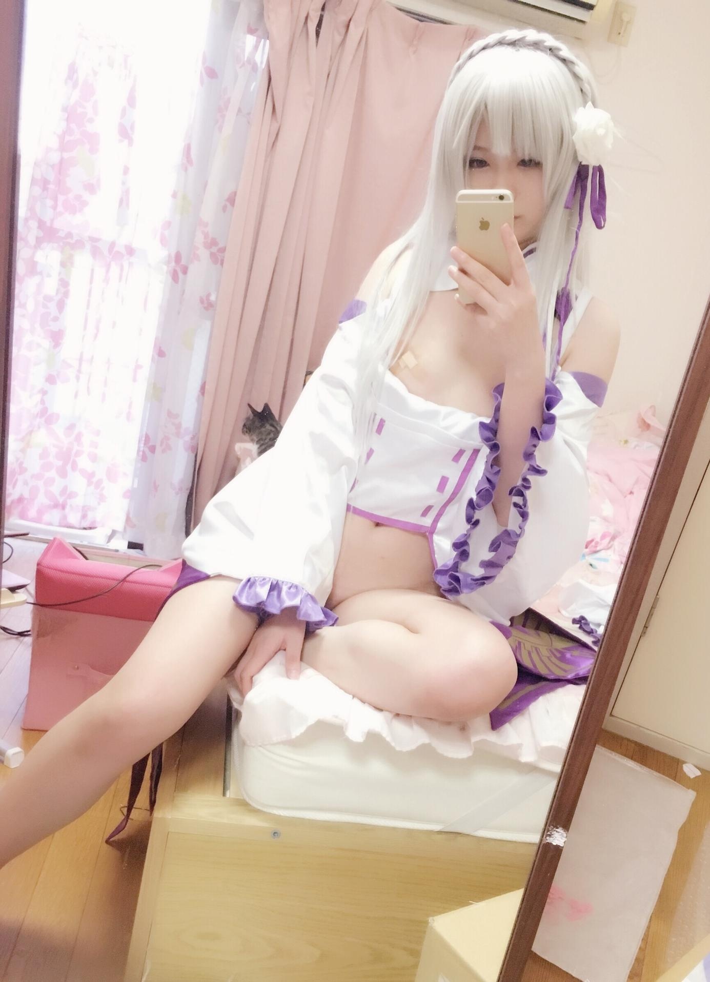 「[コスプレ] 习呆呆 - Re:ゼロから始める異世界生活 エミリア：白紫の寝巻きで美脚と胸元を大胆再現 34P2V」