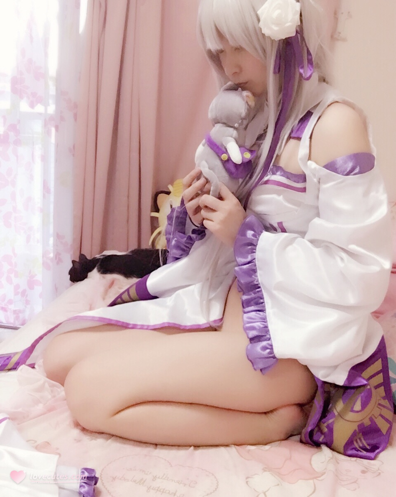 「[コスプレ] 习呆呆 - Re:ゼロから始める異世界生活 エミリア：白紫の寝巻きで美脚と胸元を大胆再現 34P2V」