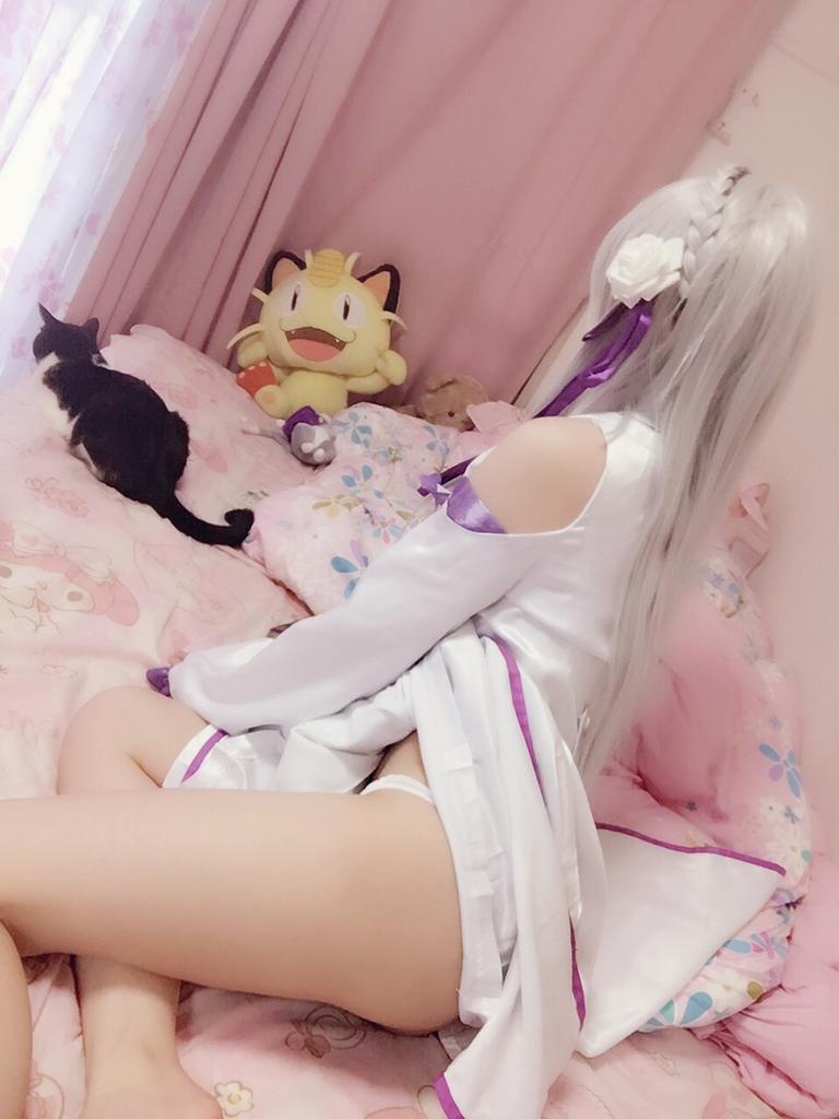 「[コスプレ] 习呆呆 - Re:ゼロから始める異世界生活 エミリア：白紫の寝巻きで美脚と胸元を大胆再現 34P2V」