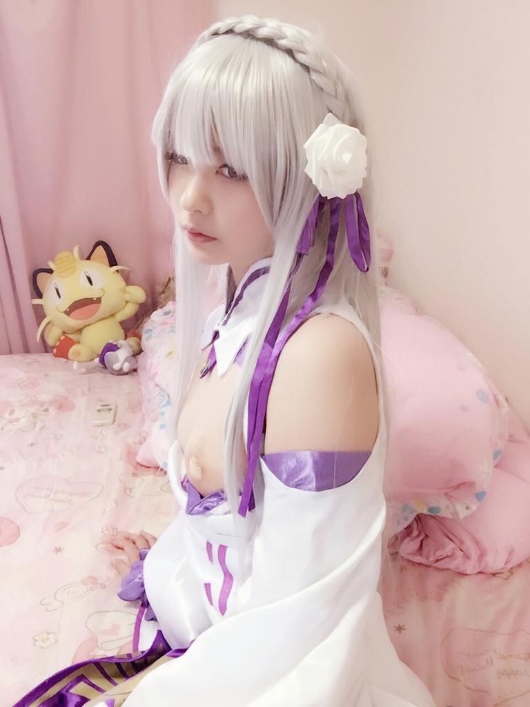 [คอสเพลย์] 习呆呆 - Re:จากศูนย์ เอมิเลีย: ชุดนอนสีขาวม่วงเผยให้เห็นขาเซ็กซี่ 34P2V
