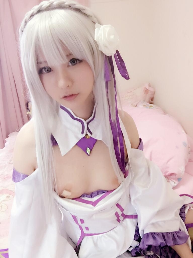 「[コスプレ] 习呆呆 - Re:ゼロから始める異世界生活 エミリア：白紫の寝巻きで美脚と胸元を大胆再現 34P2V」