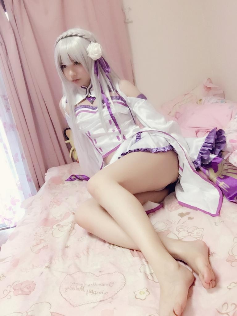「[コスプレ] 习呆呆 - Re:ゼロから始める異世界生活 エミリア：白紫の寝巻きで美脚と胸元を大胆再現 34P2V」