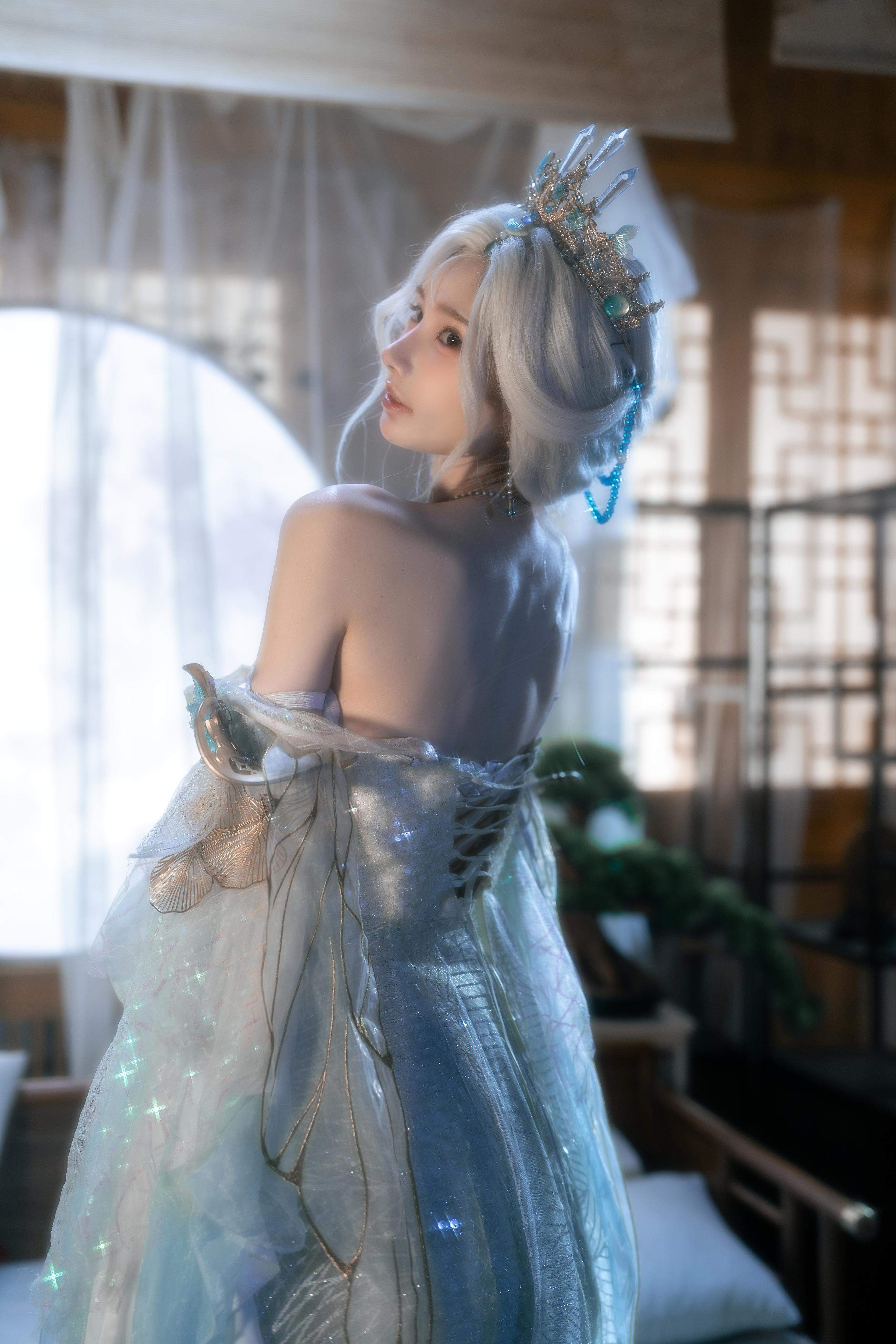 [cosplay] 橙子喵醬 - 逆水寒：白髮古風露背美腿還原 50P