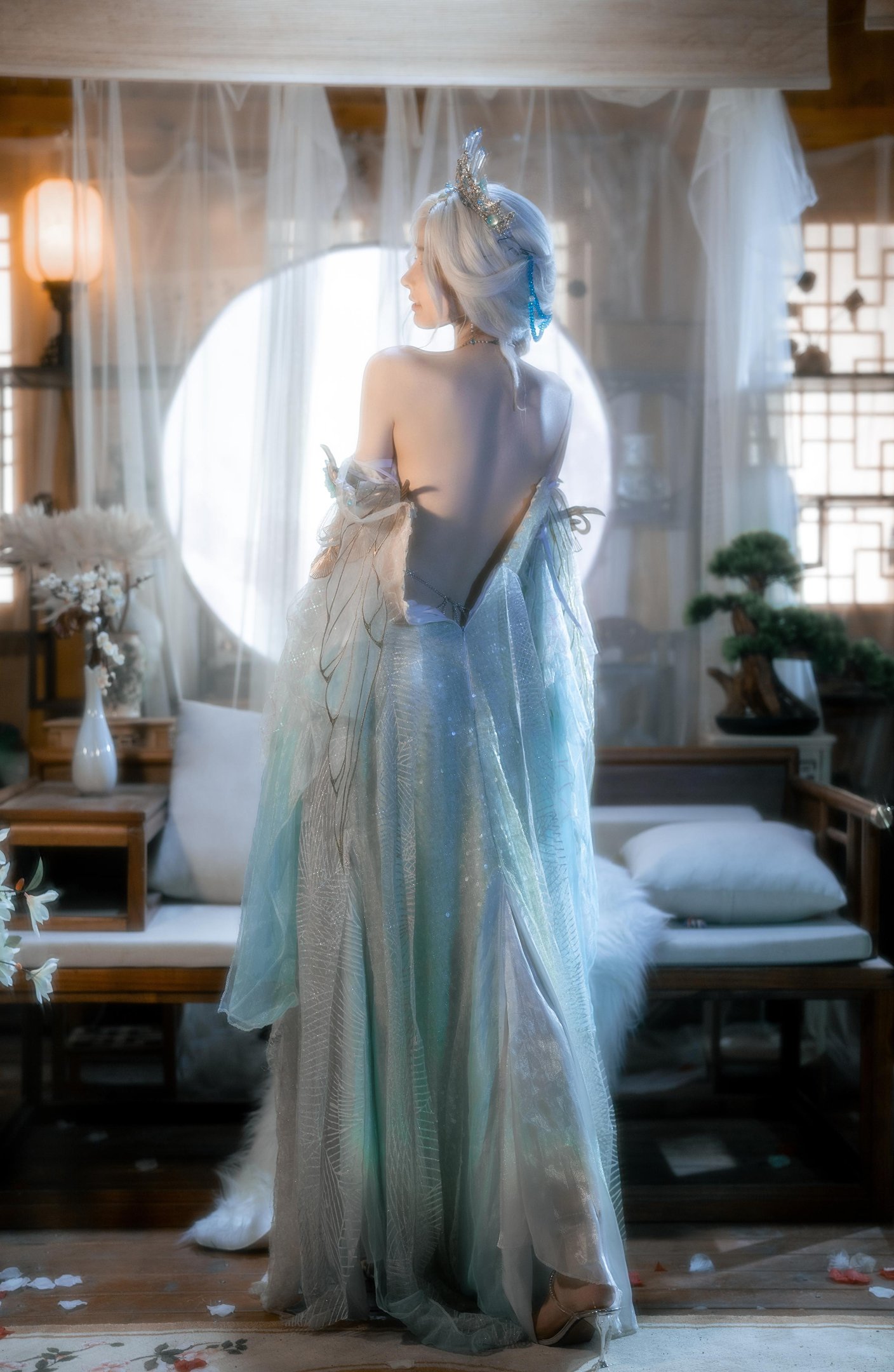 [cosplay] 橙子喵醬 - 逆水寒：白髮古風露背美腿還原 50P