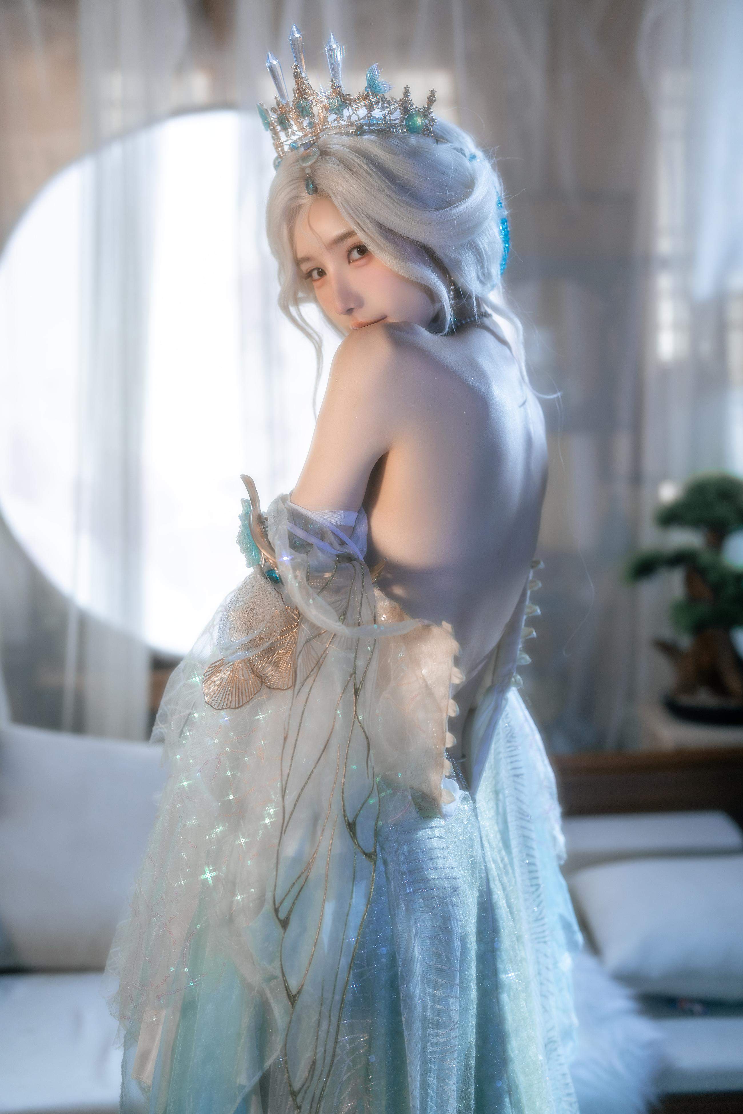 [cosplay] 橙子喵醬 - 逆水寒：白髮古風露背美腿還原 50P
