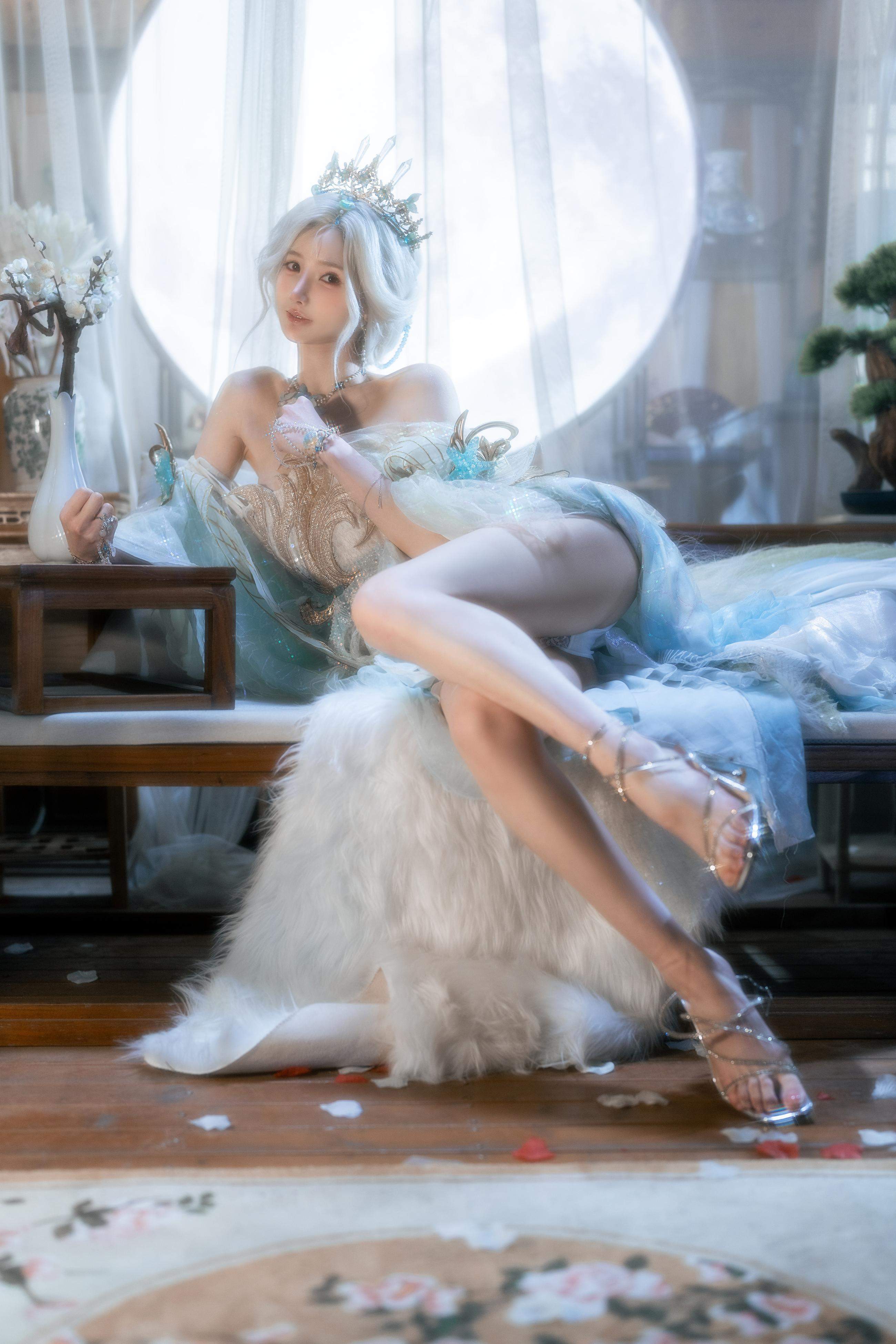 [cosplay] 橙子喵醬 - 逆水寒：白髮古風露背美腿還原 50P