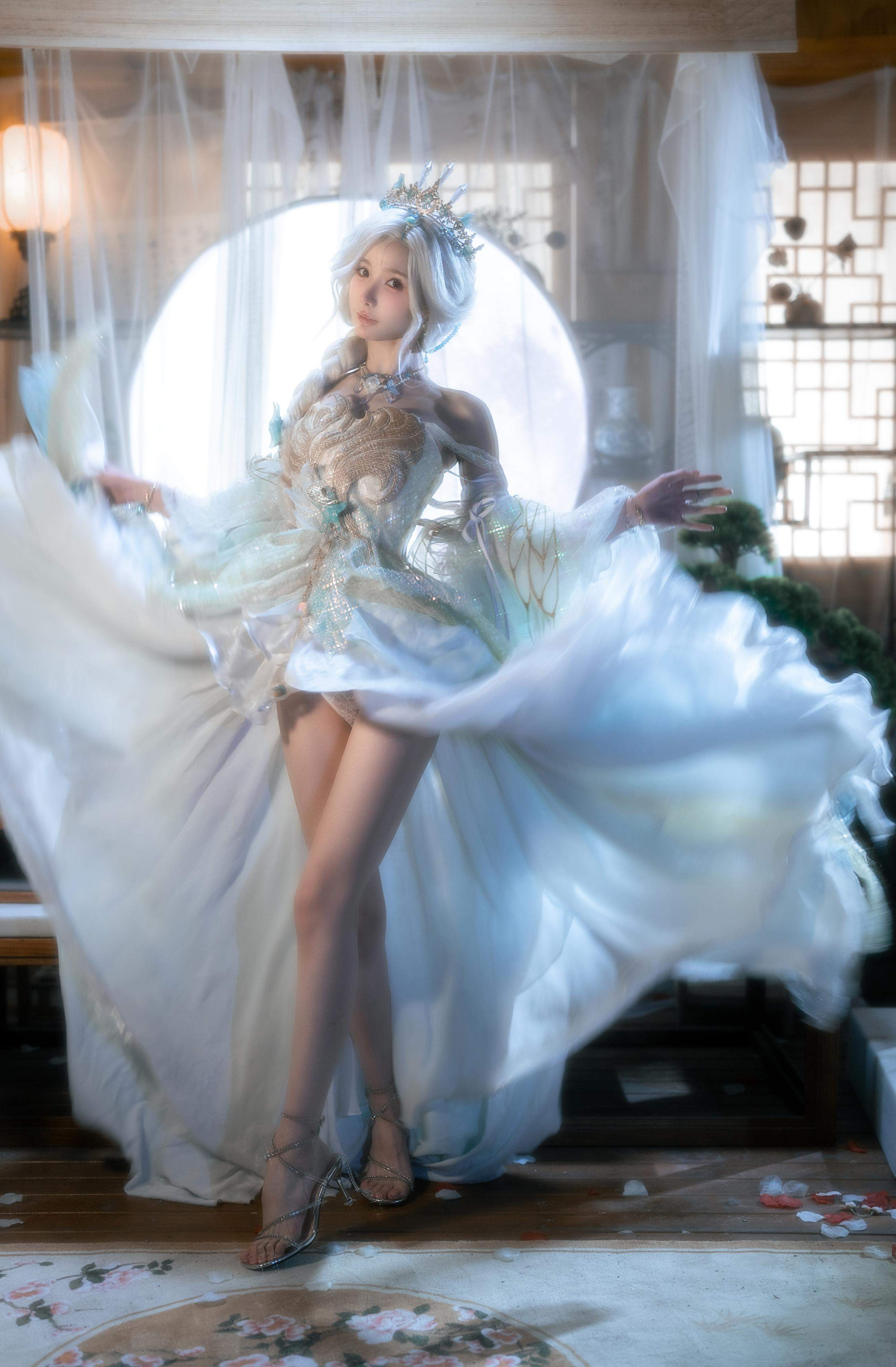 [cosplay] 橙子喵醬 - 逆水寒：白髮古風露背美腿還原 50P