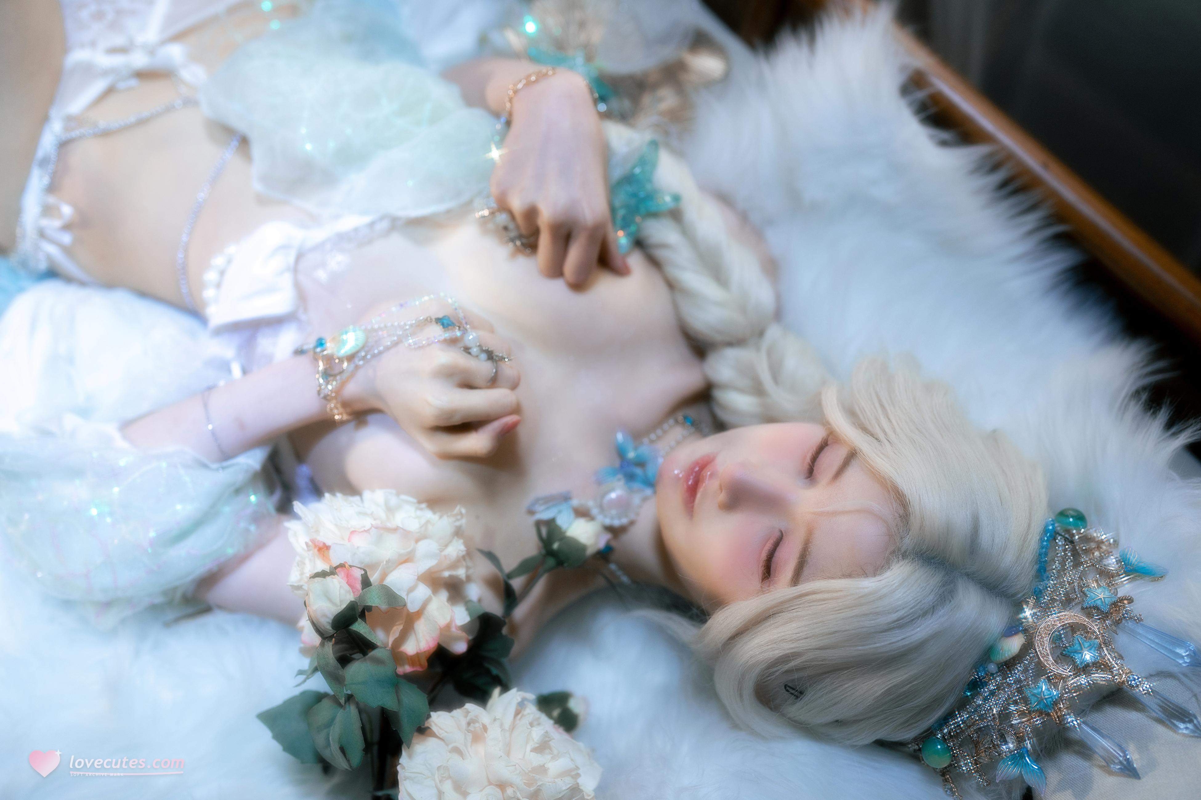 [cosplay] 橙子喵醬 - 逆水寒：白髮古風露背美腿還原 50P