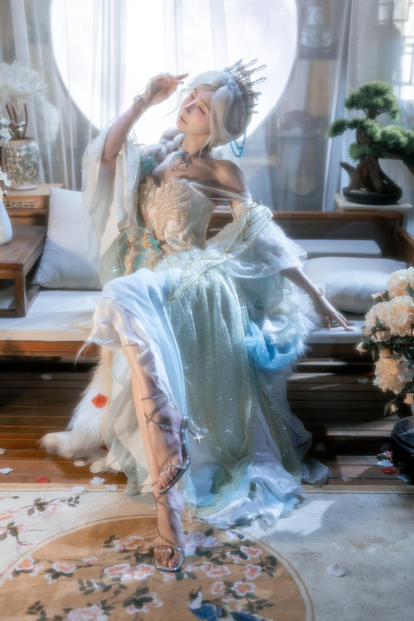 [cosplay] 橙子喵酱 - 逆水寒：白发古风露背美腿还原 50P