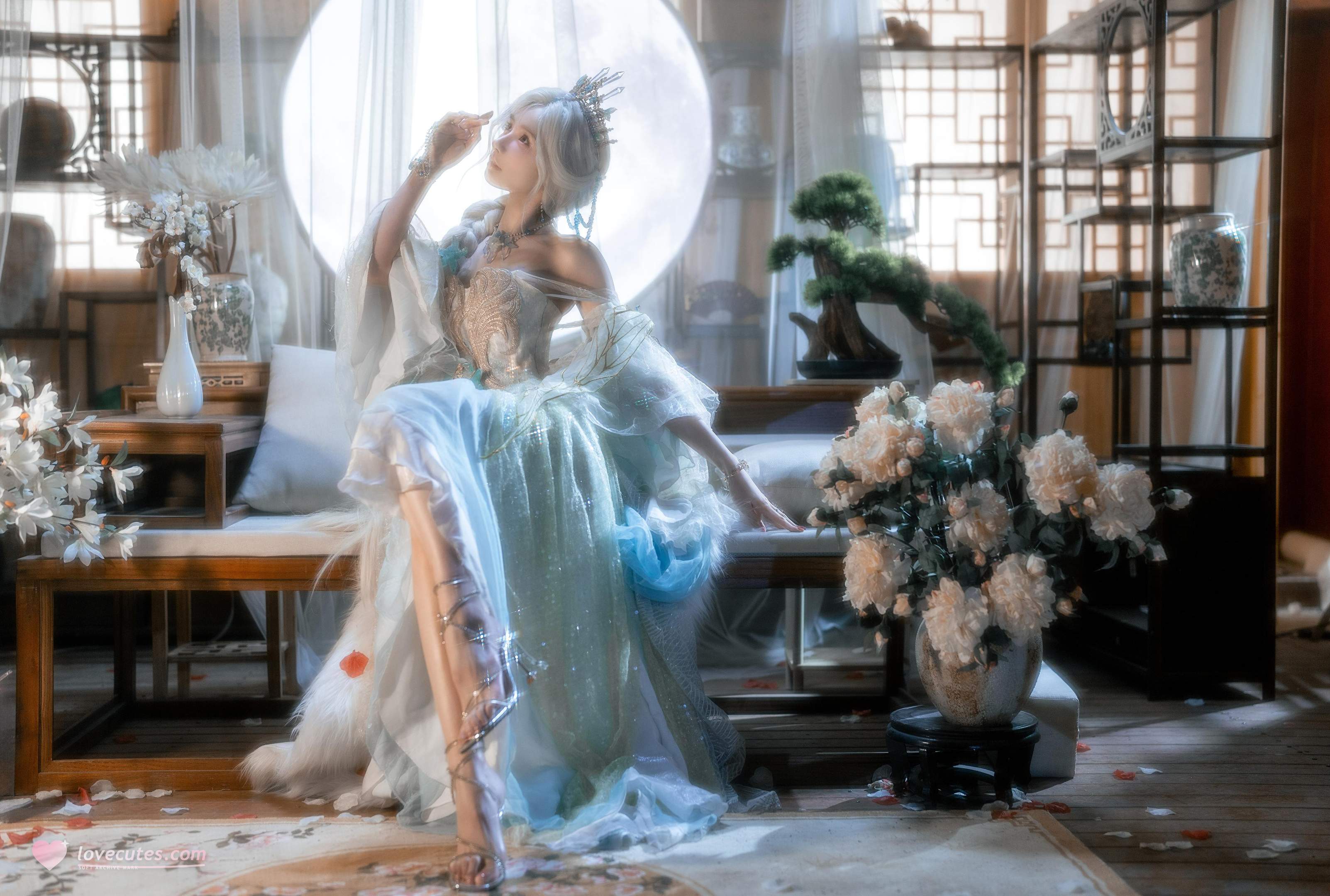 [cosplay] 橙子喵酱 - 逆水寒：白发古风露背美腿还原 50P