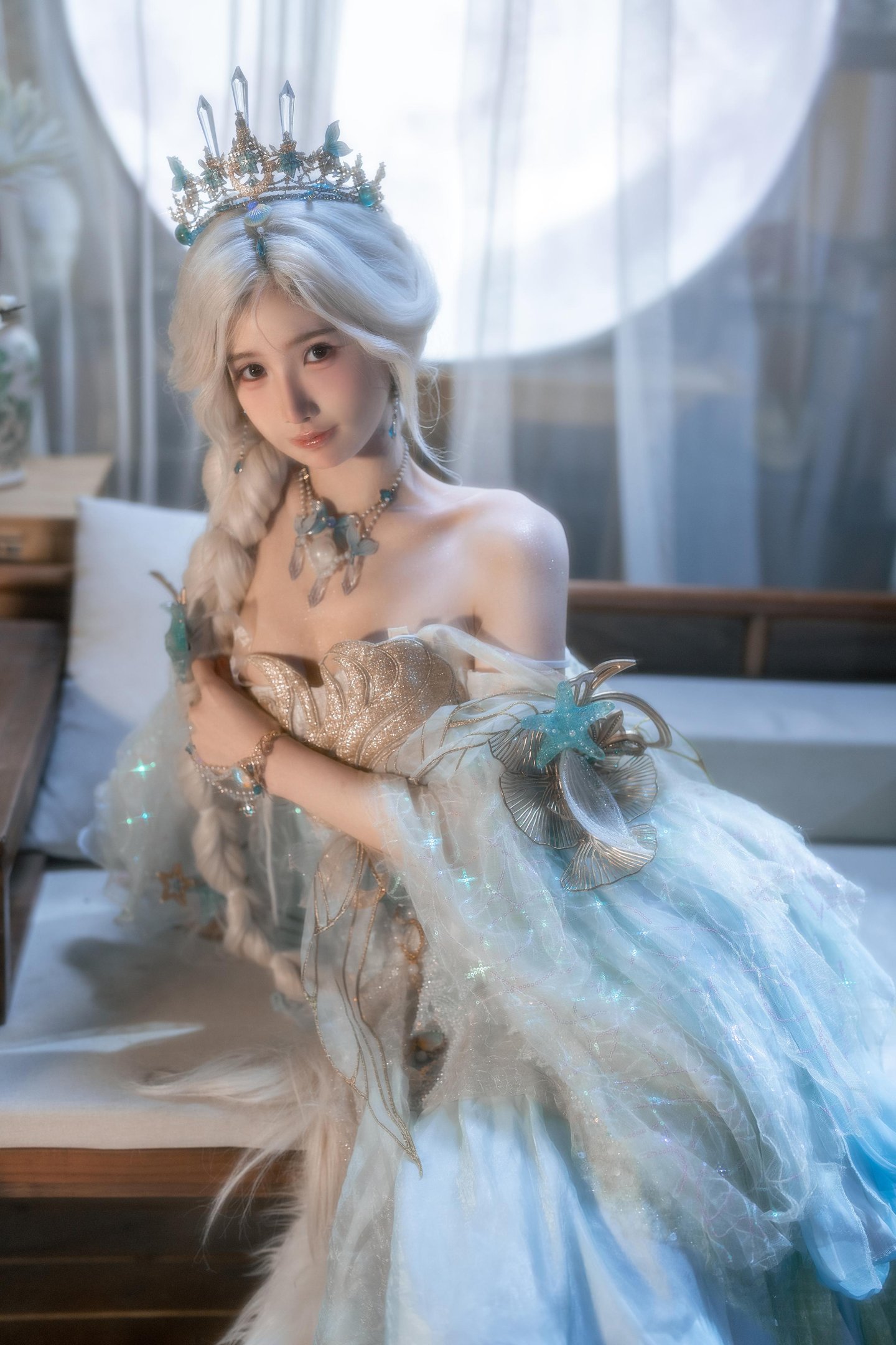 [cosplay] 橙子喵酱 - 逆水寒：白发古风露背美腿还原 50P