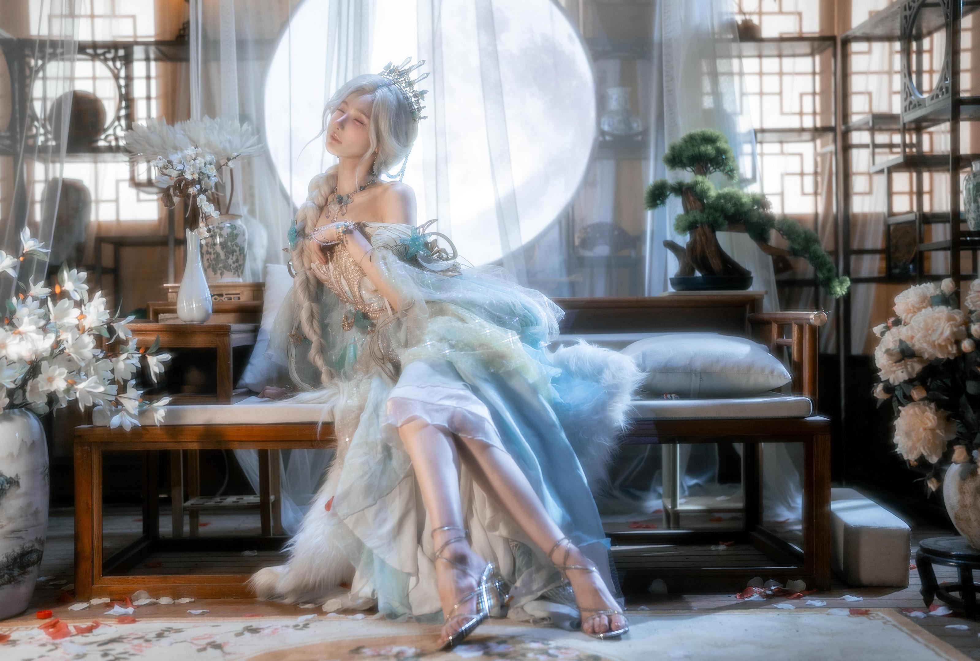 [cosplay] 橙子喵酱 - 逆水寒：白发古风露背美腿还原 50P