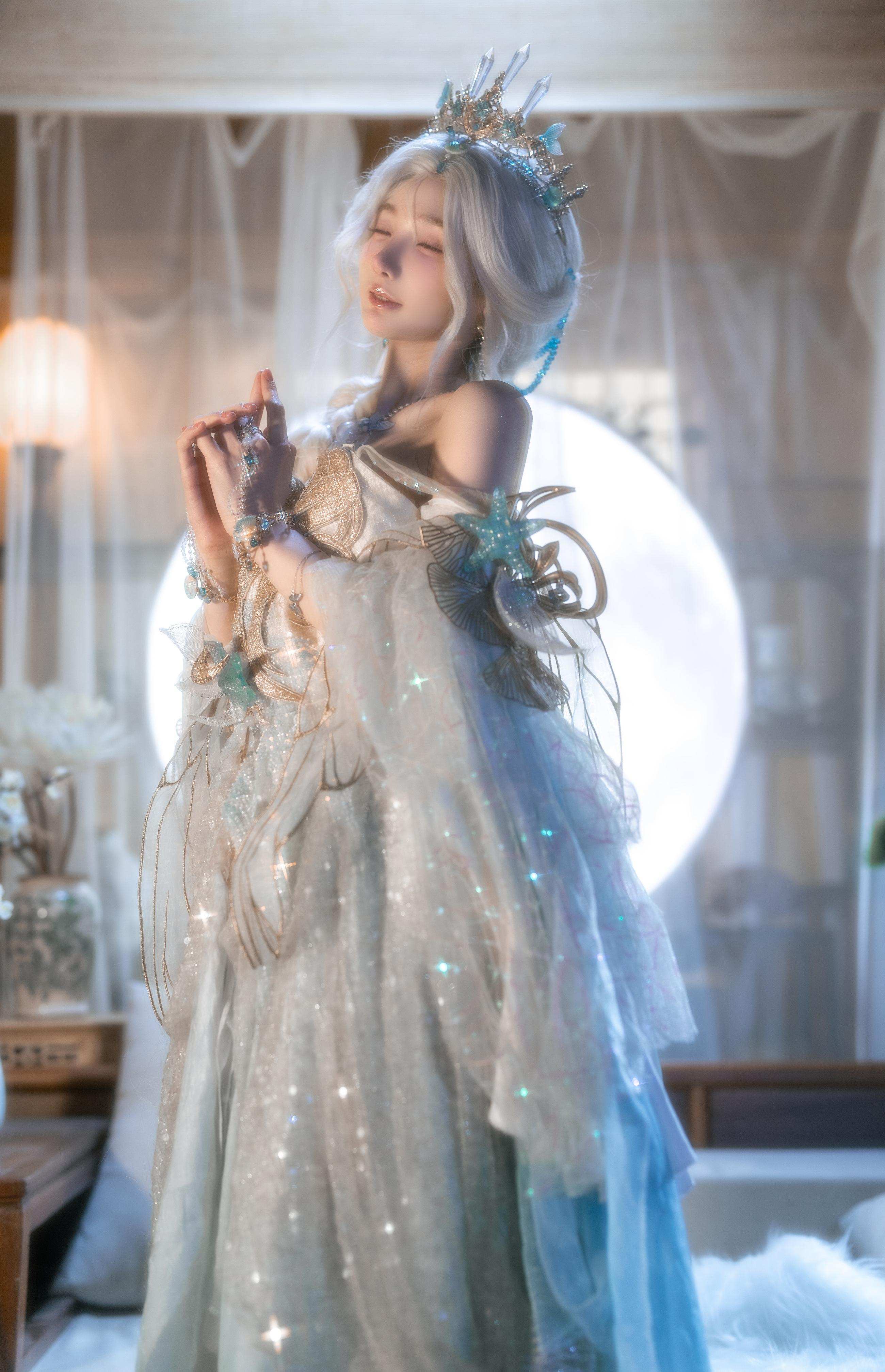 [cosplay] 橙子喵酱 - 逆水寒：白发古风露背美腿还原 50P