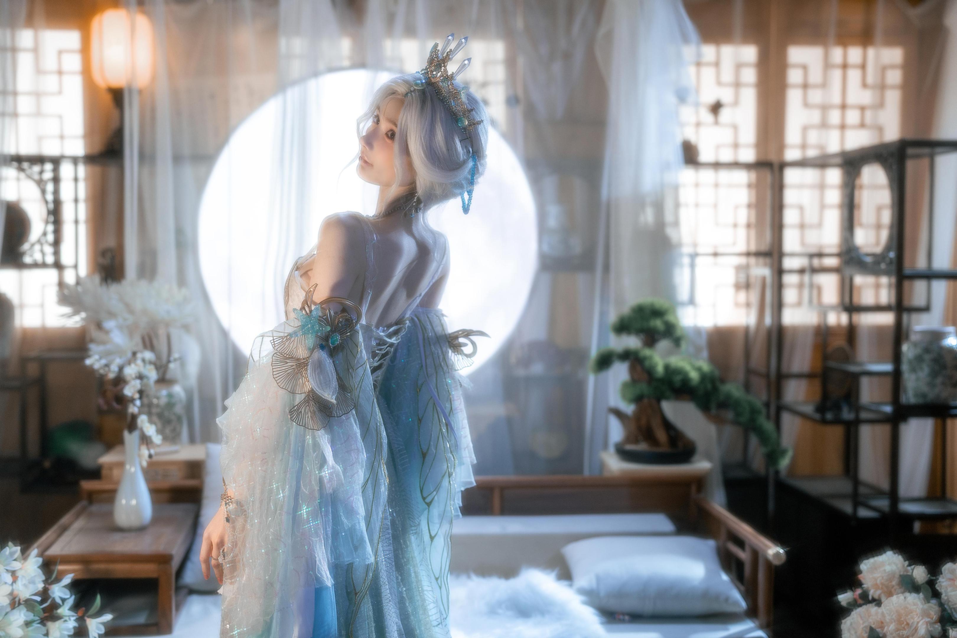[cosplay] 橙子喵酱 - 逆水寒：白发古风露背美腿还原 50P