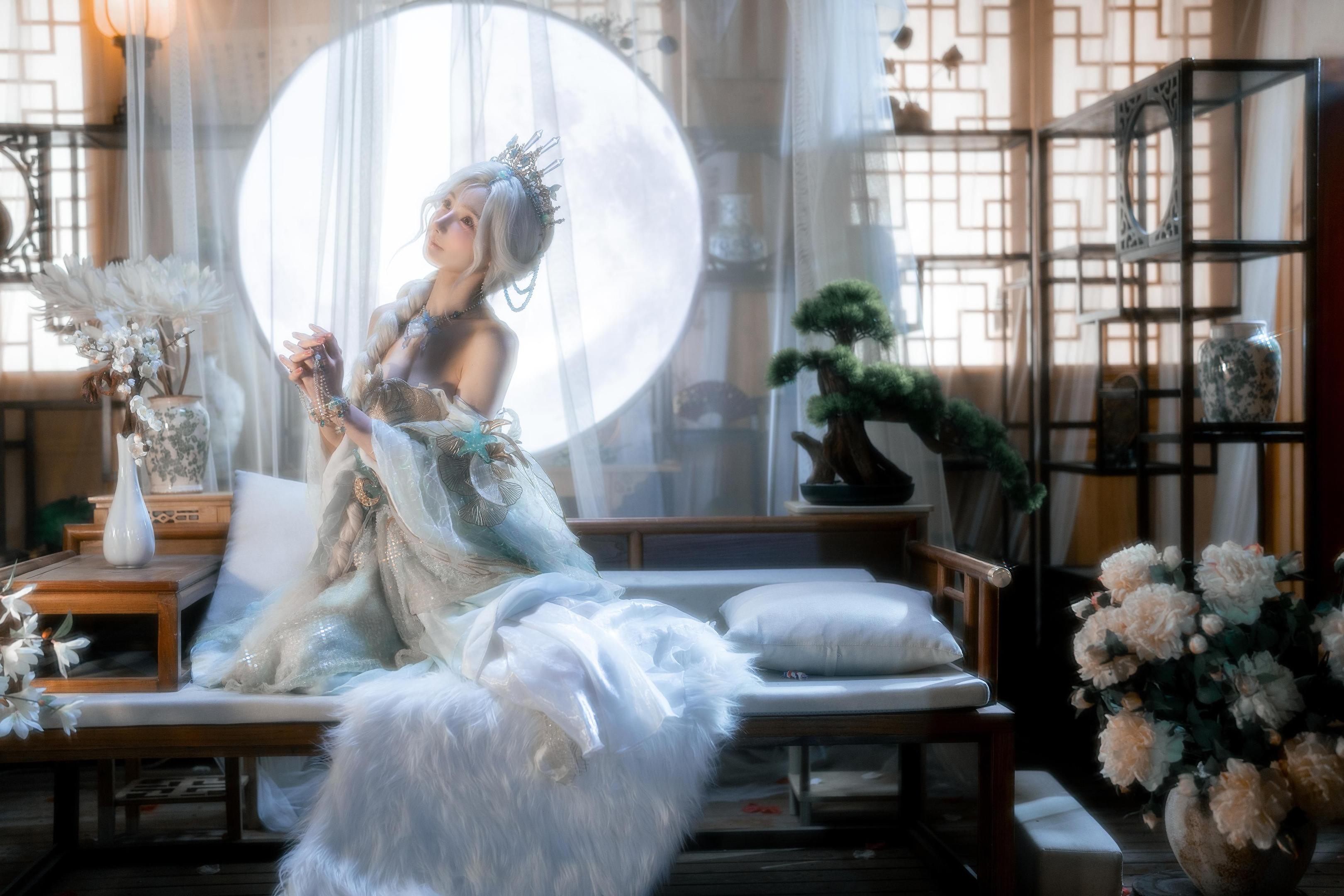 [cosplay] 橙子喵酱 - 逆水寒：白发古风露背美腿还原 50P