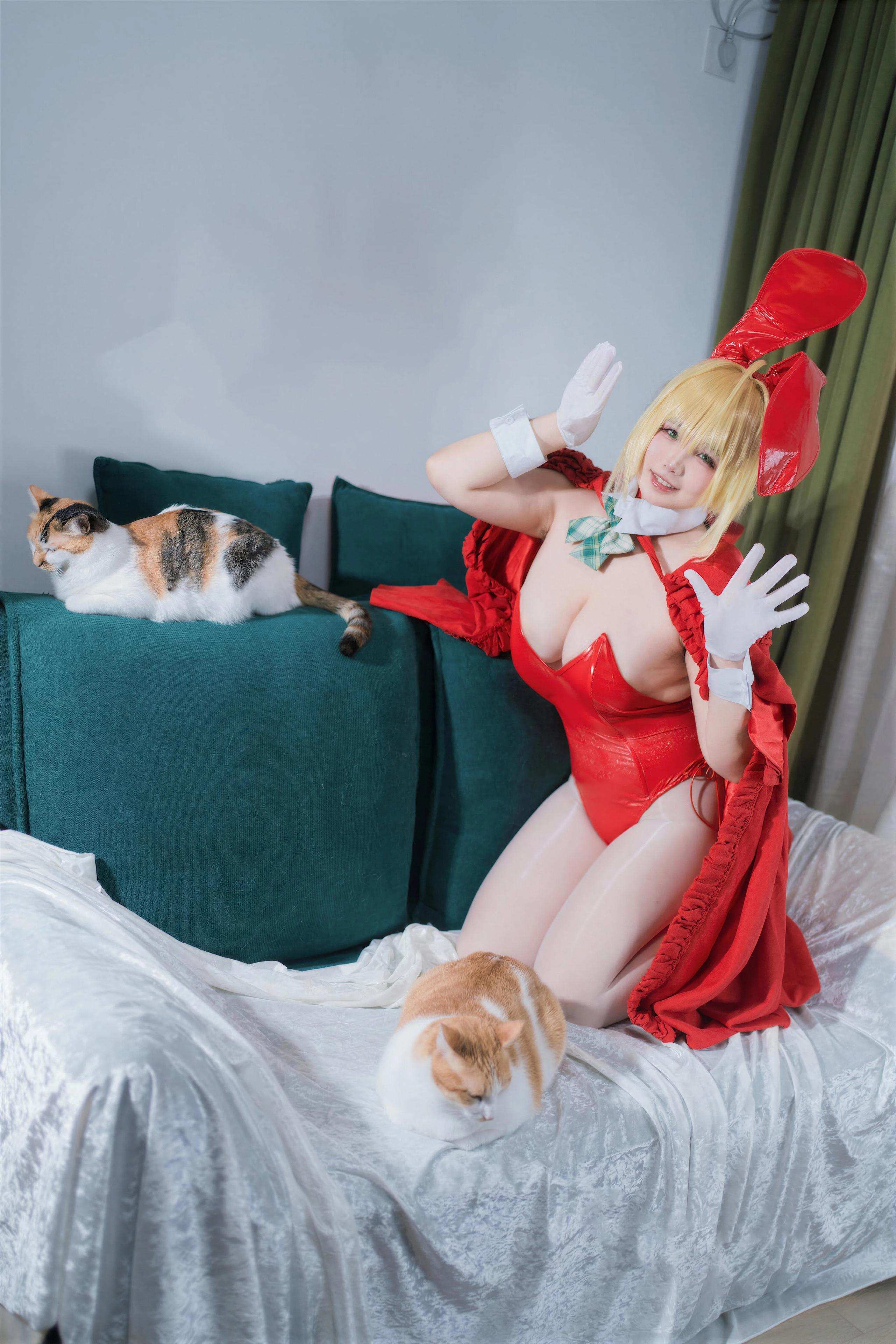 [Cosplay] Ah Ban is Very Happy Today - FGO Nero Christmas: Stunning Curves and Beautiful Legs Recreated 71P