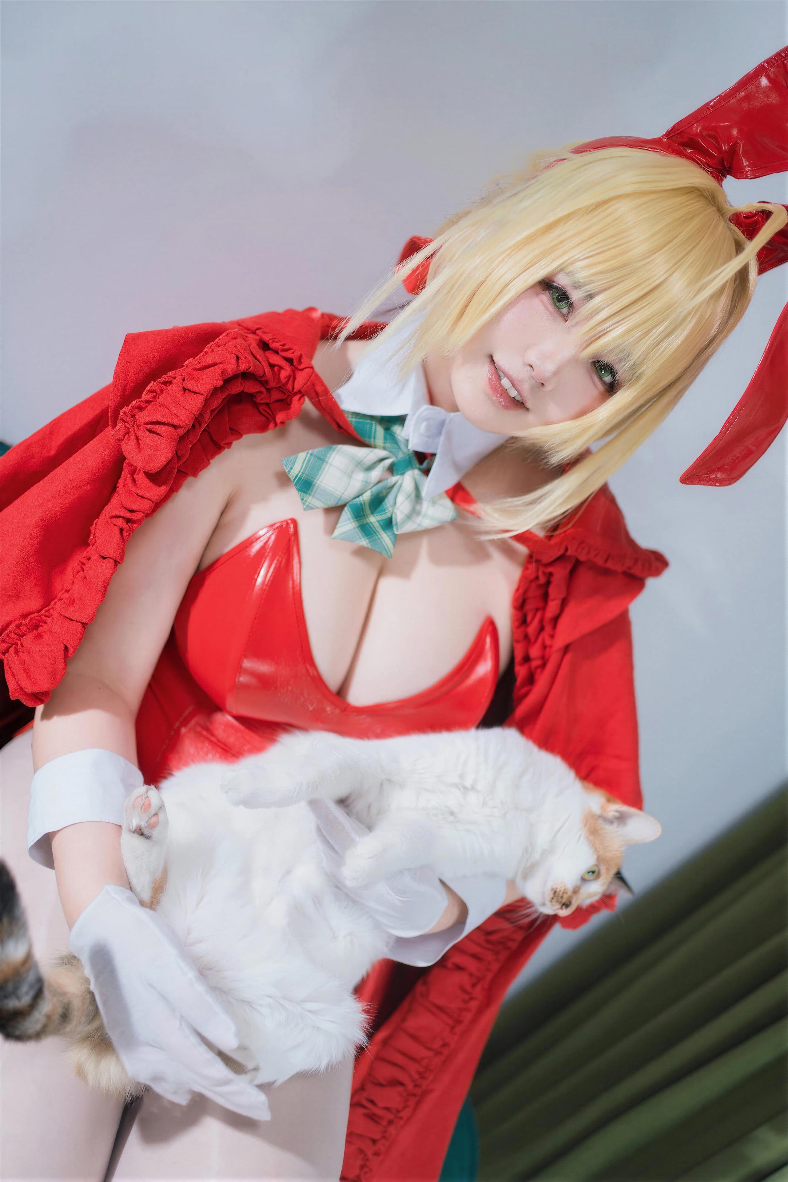 [Cosplay] Ah Ban is Very Happy Today - FGO Nero Christmas: Stunning Curves and Beautiful Legs Recreated 71P