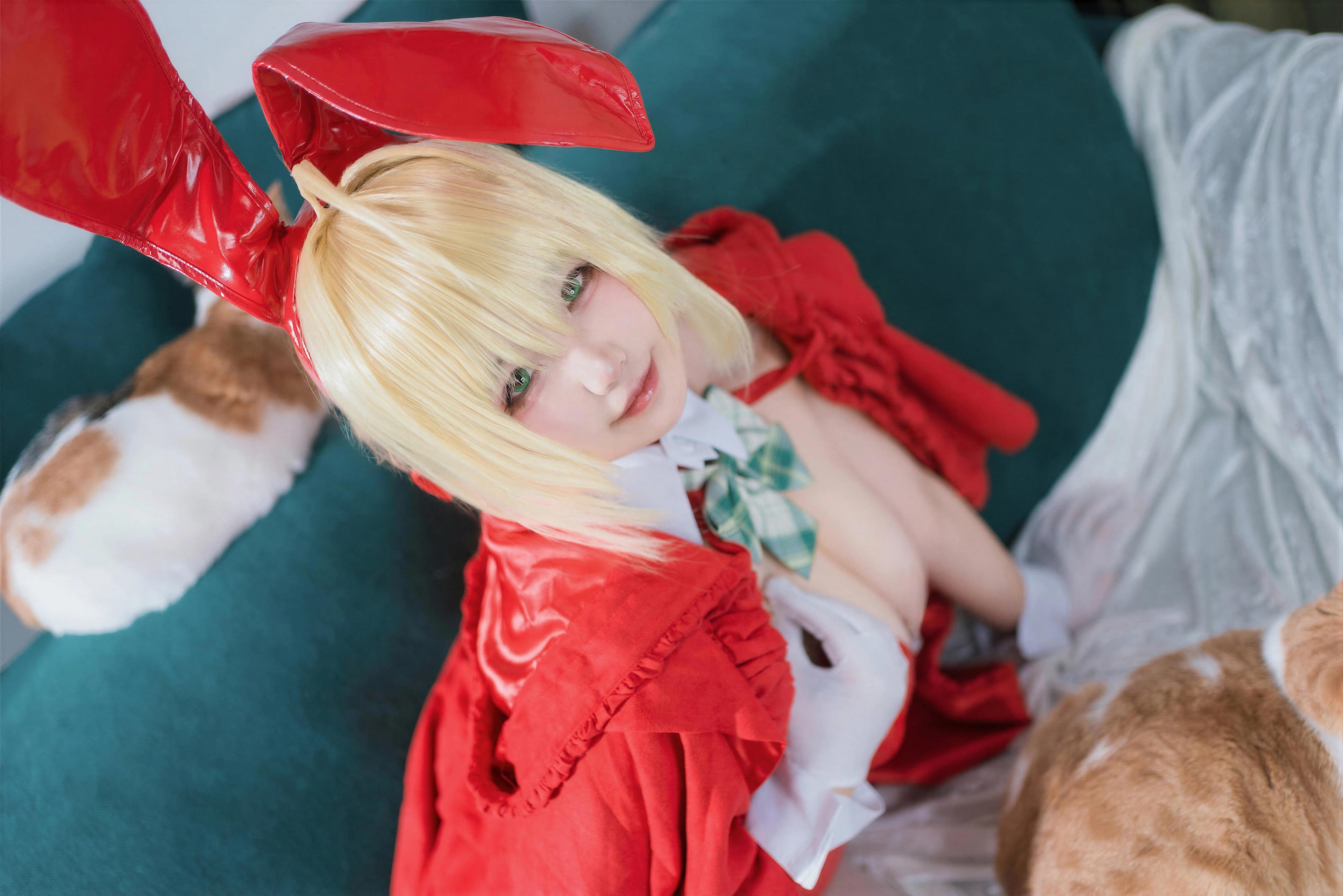 [Cosplay] Ah Ban is Very Happy Today - FGO Nero Christmas: Stunning Curves and Beautiful Legs Recreated 71P