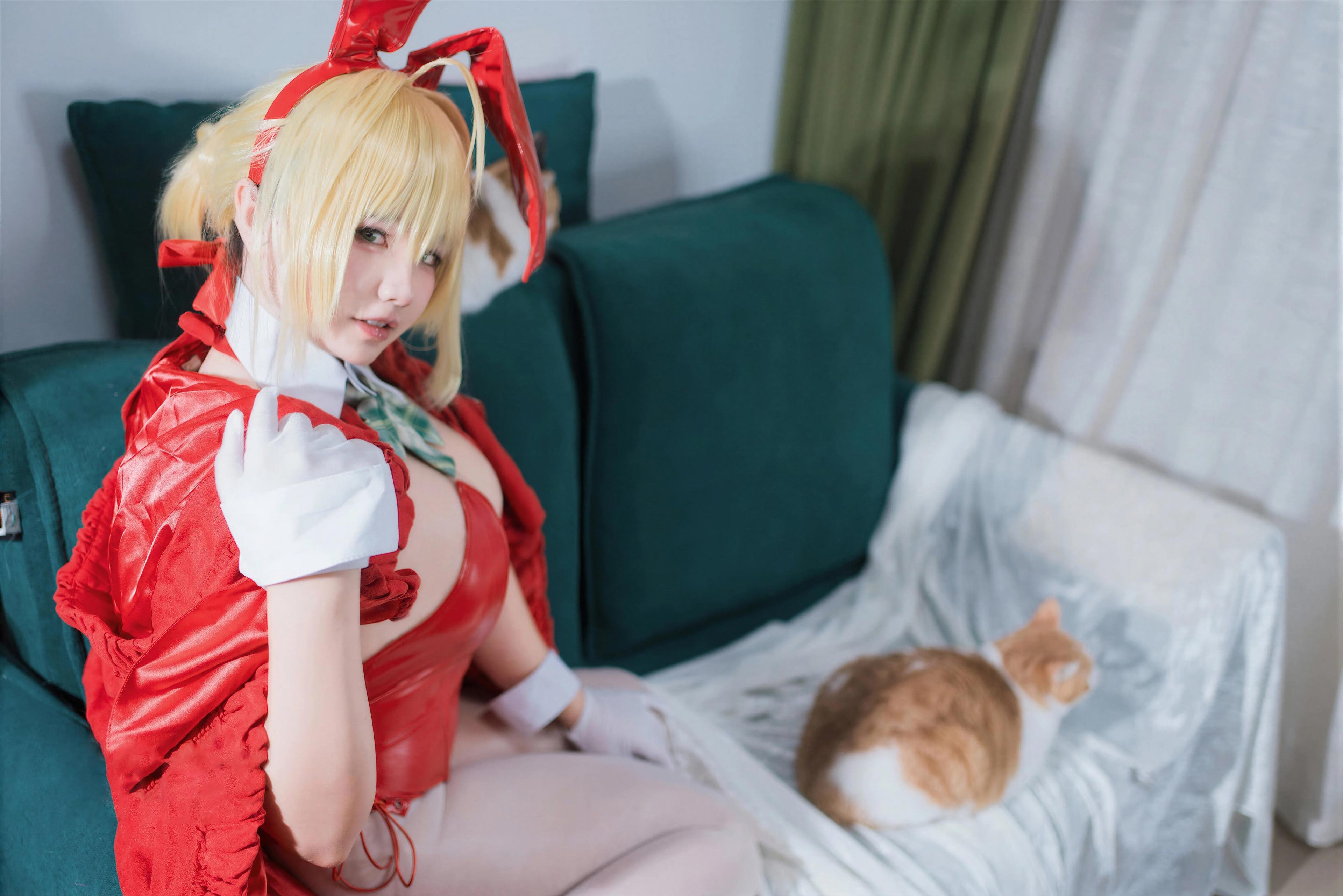 [Cosplay] Ah Ban is Very Happy Today - FGO Nero Christmas: Stunning Curves and Beautiful Legs Recreated 71P