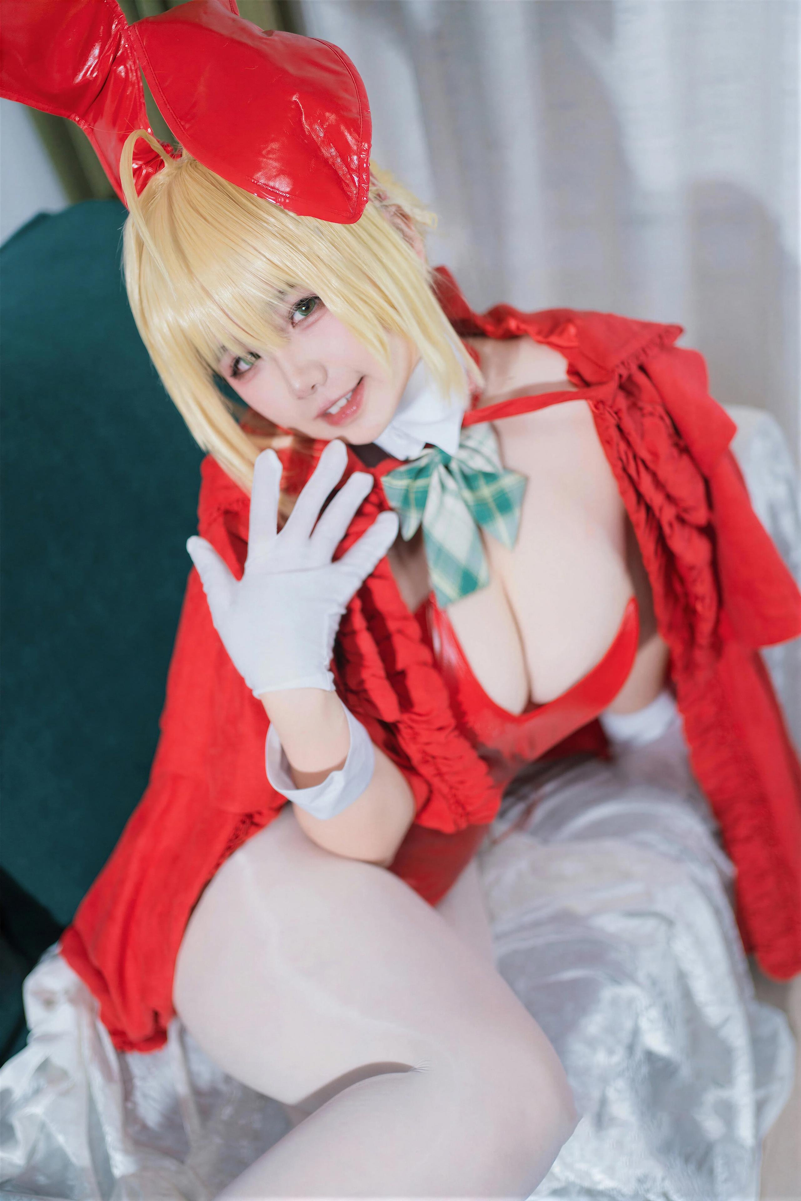 [cosplay] 阿半今天很开心 - FGO 尼禄圣诞节：红白紧身巨乳美腿还原 71P