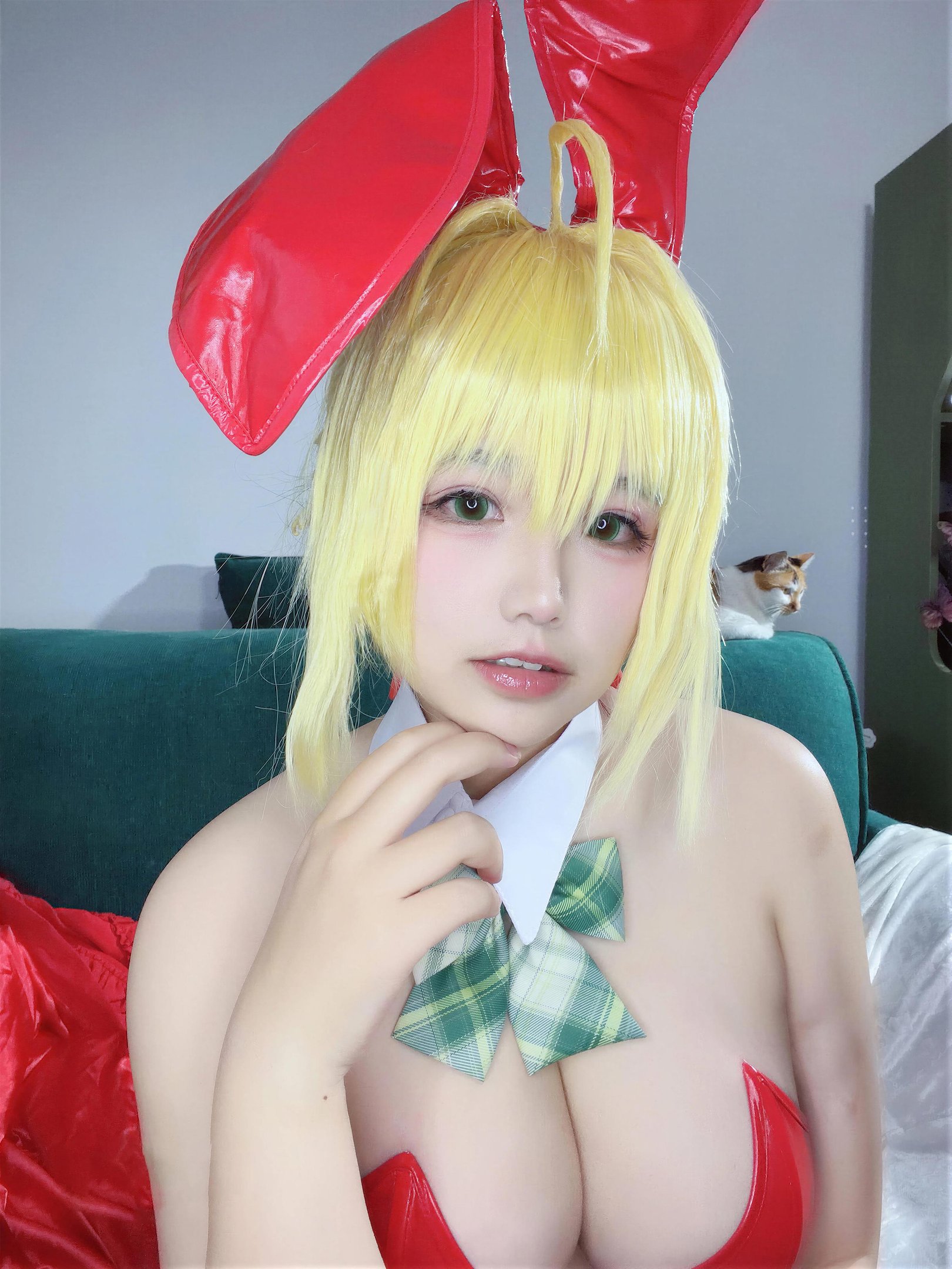 [코스프레] 아반 오늘 기분 최고 - FGO 니루 크리스마스: 붉은 흰색 타이트한 거유 미腿 재현 71P