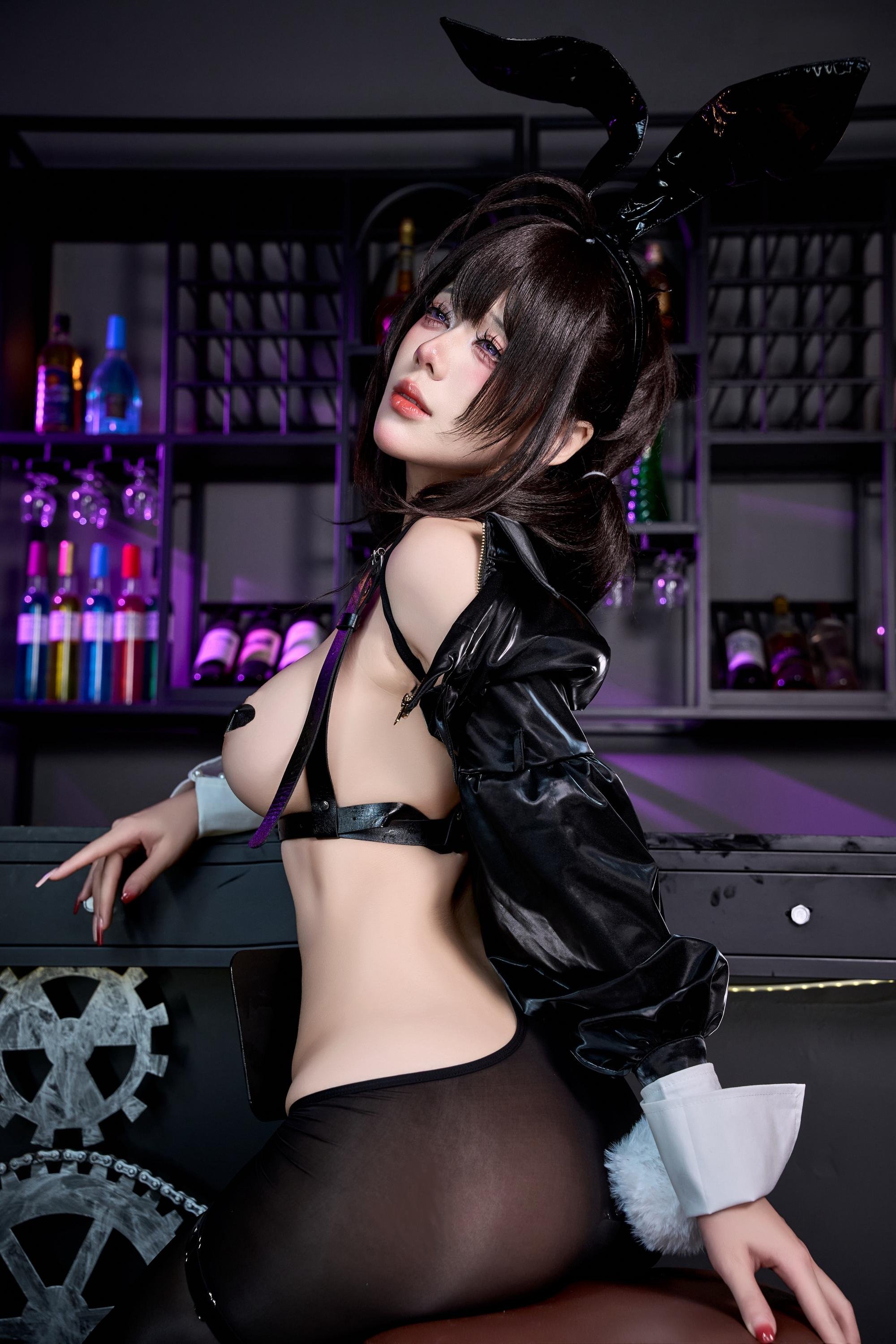 [cosplay] 九言 - 棕色尘埃2 罗安·名人兔女郎：黑丝巨乳美腿兔女郎还原 84P1V