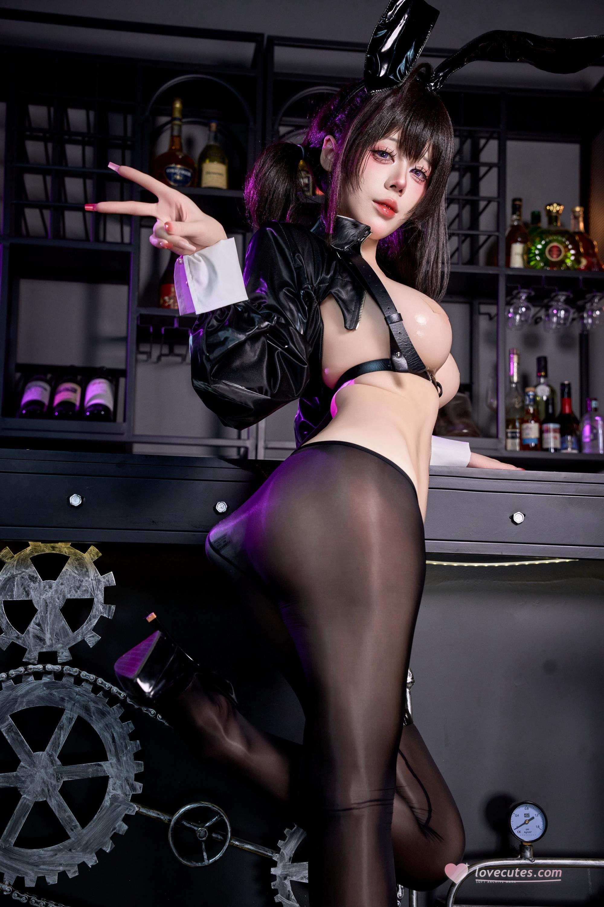 [cosplay] 九言 - 棕色尘埃2 罗安·名人兔女郎：黑丝巨乳美腿兔女郎还原 84P1V