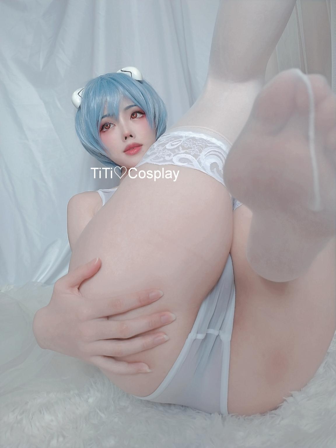 [cosplay] 钛合金TiTi - 绫波内衣：蓝发白丝内衣美腿还原 45P1V