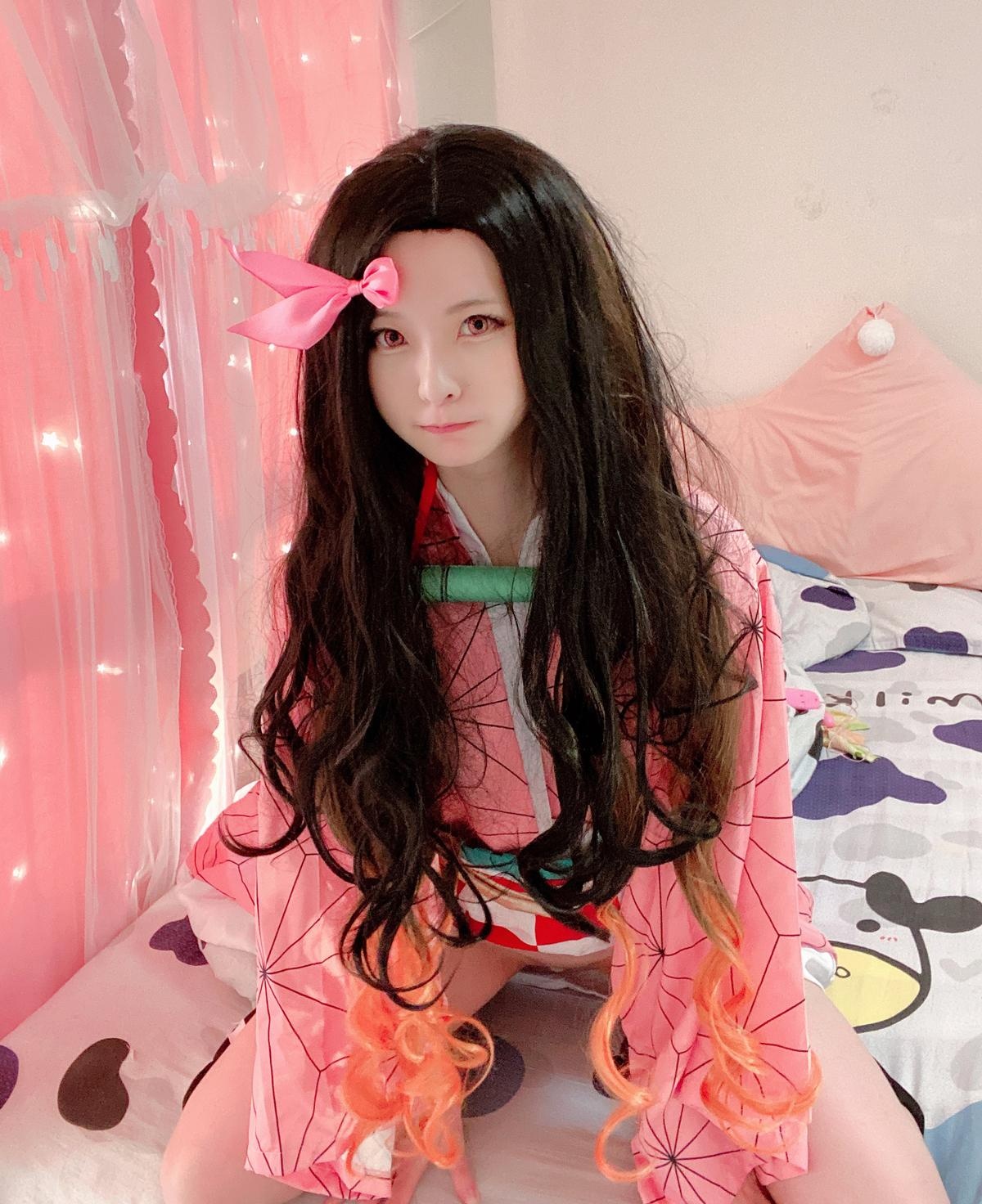 [cosplay] 习呆呆 - Thanh gươm diệt quỷ - Kamado Nezuko: tái hiện táo bạo với lộ điểm, chân đẹp 32P2V